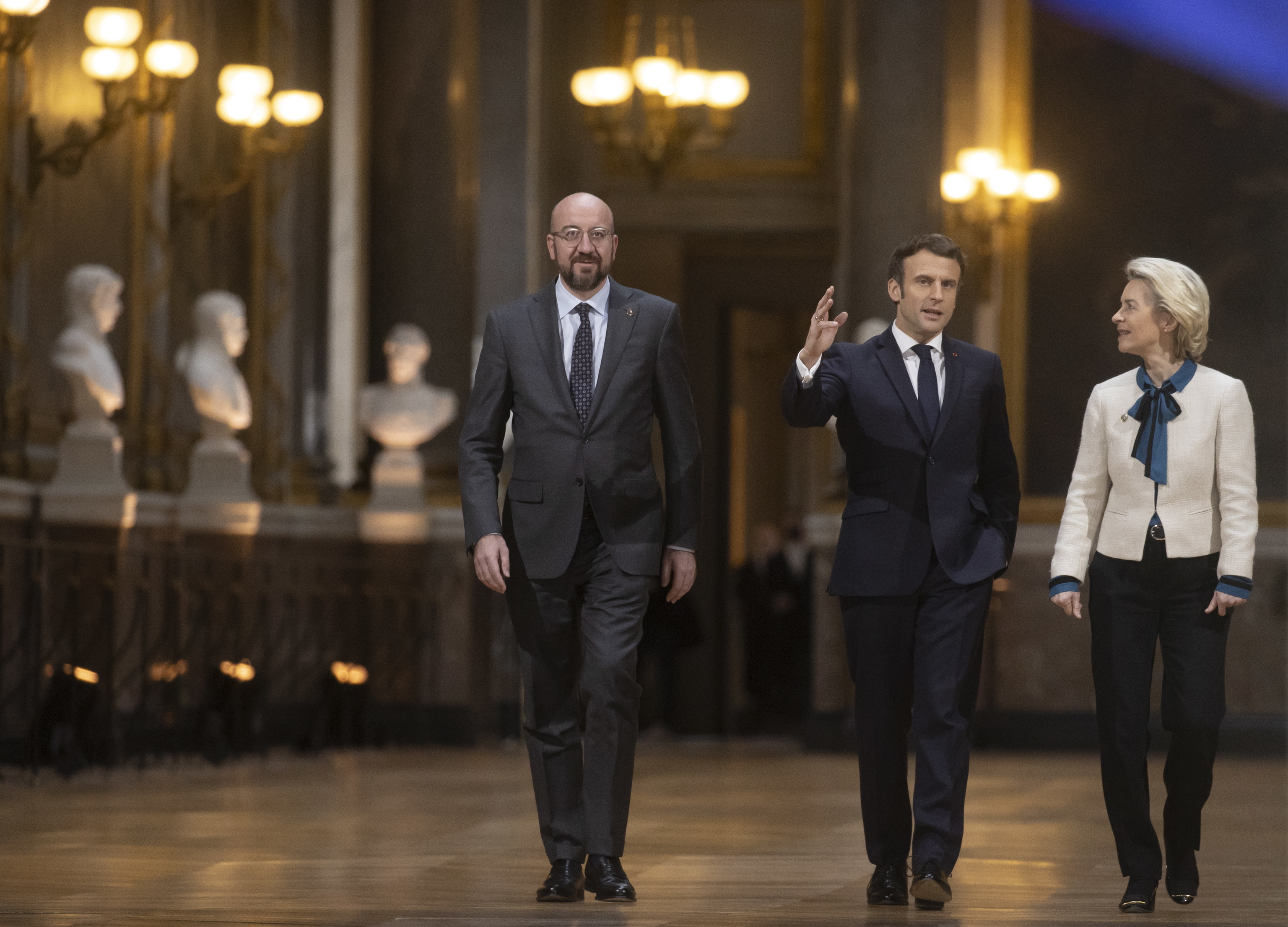 El presidente del Consejo Europeo, Charles Michel junto al presidente francés, Emmanuel Macron, y la presidenta de la Comisión Europea, Ursula von der Leyen.