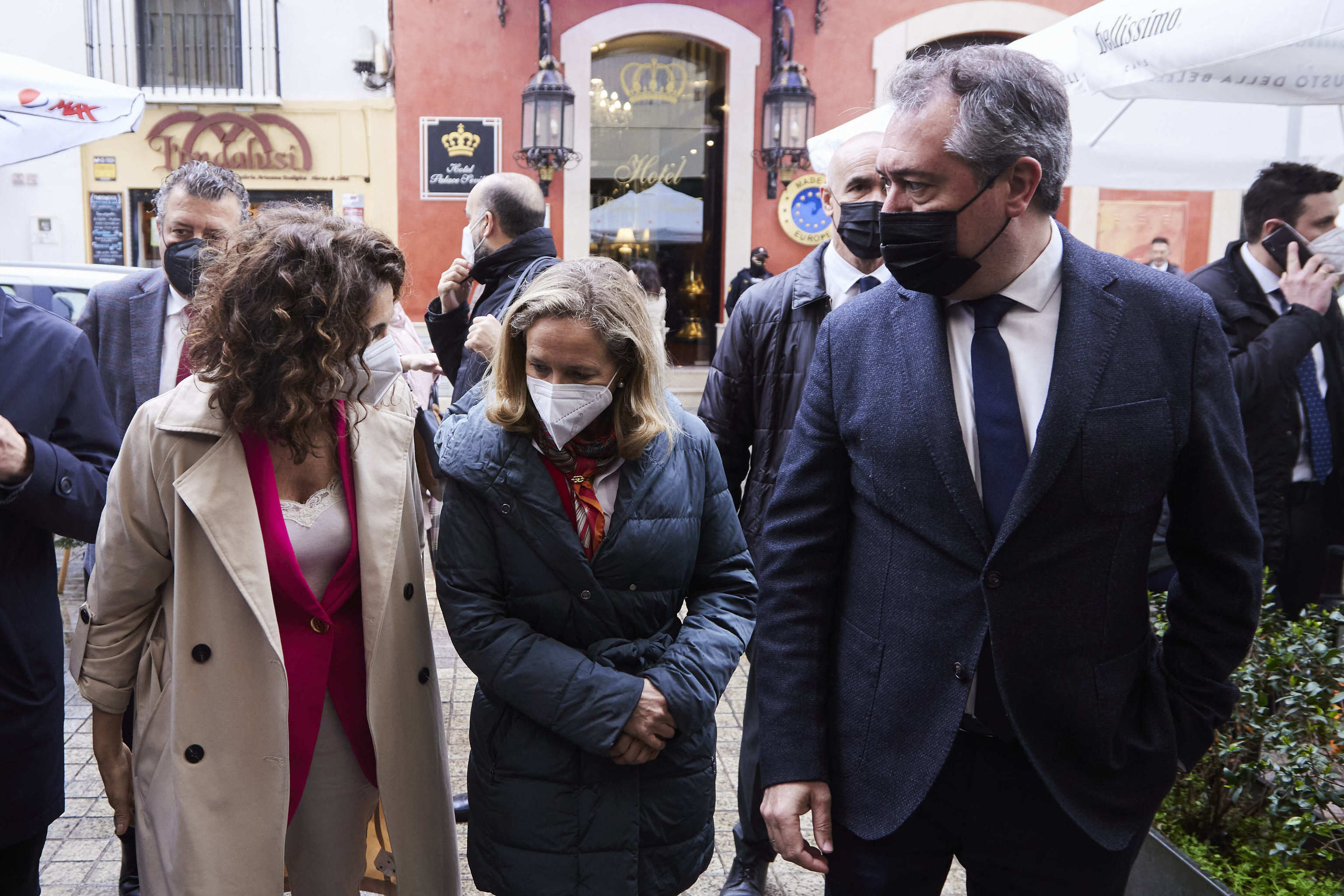 Juan Espadas y las ministras Nadia Calvio y Mara Jess Montero, este viernes en Sevilla.