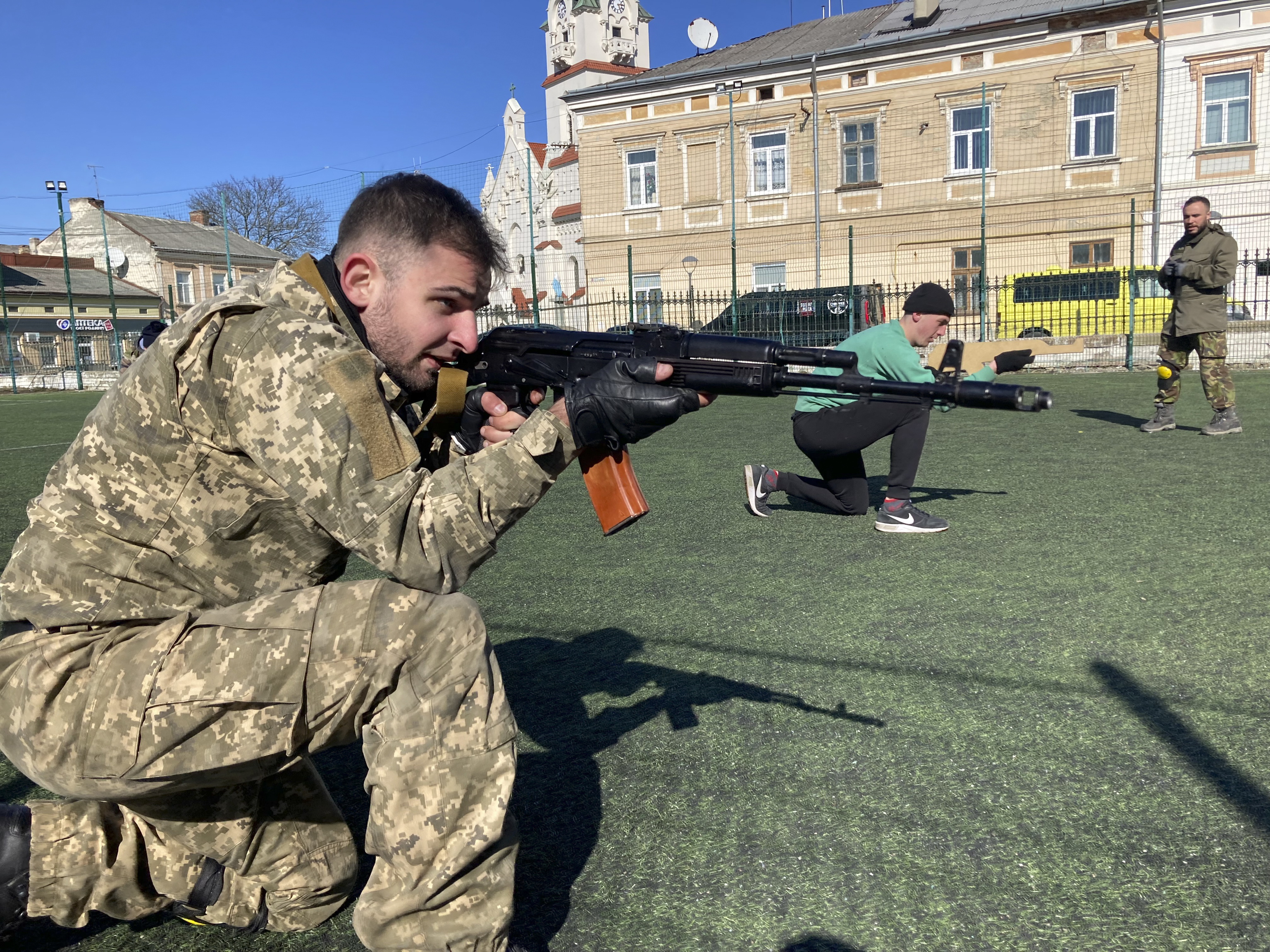 Un civil empua un arma en el campo de entrenamieno de la escuela Striy.