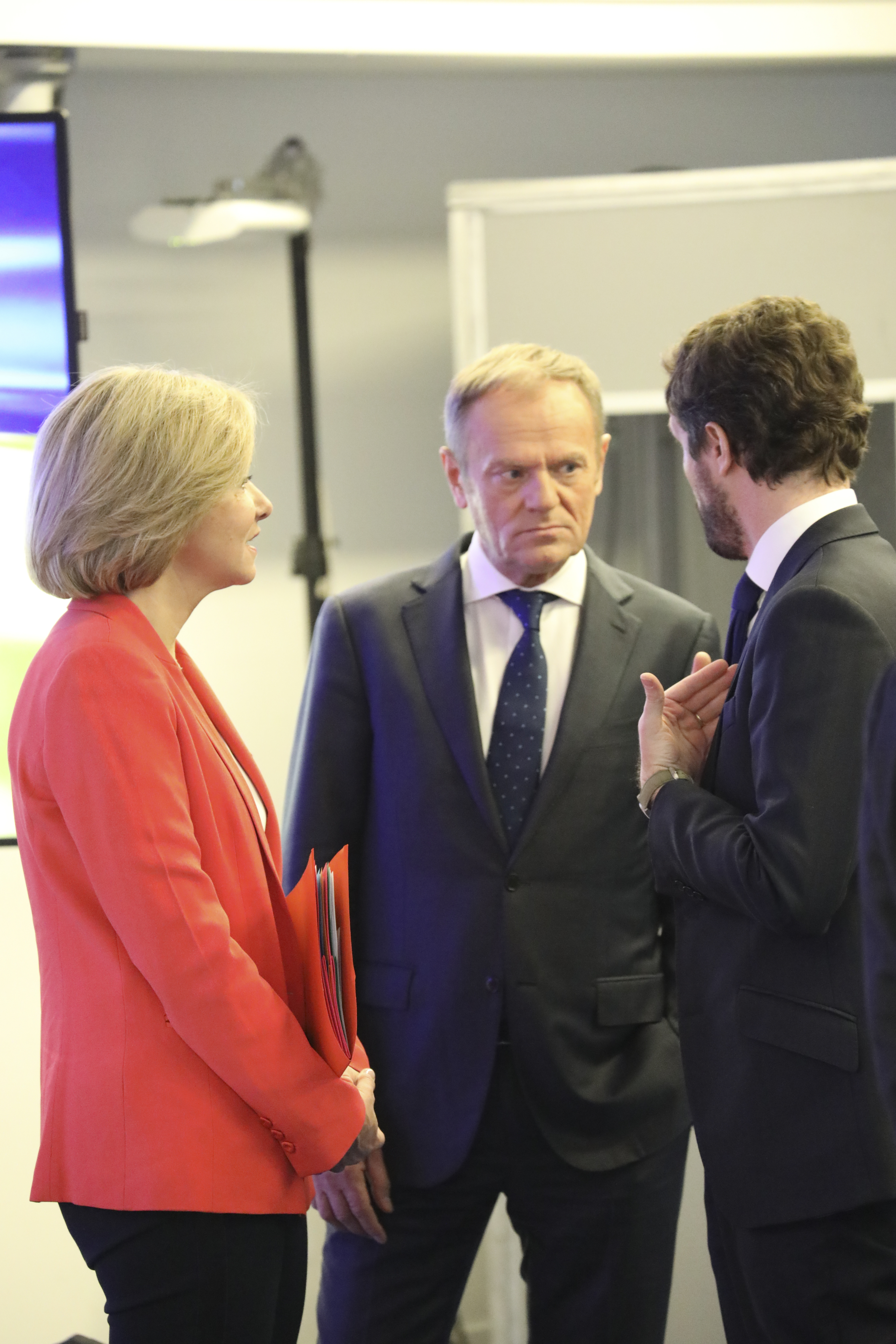 Pablo Casado charla con Donald Tusk y Valerie Pecresse en la cumbre del PPE en Pars.