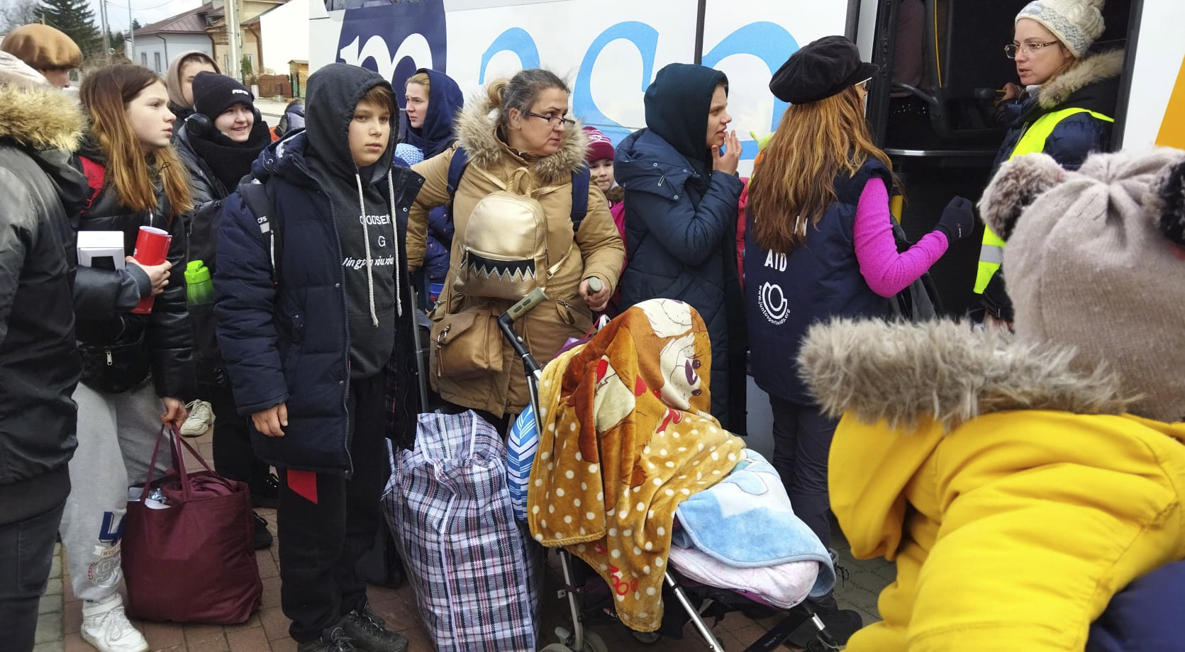 Refugiados ucranianos suben en un autobs en Polonia.