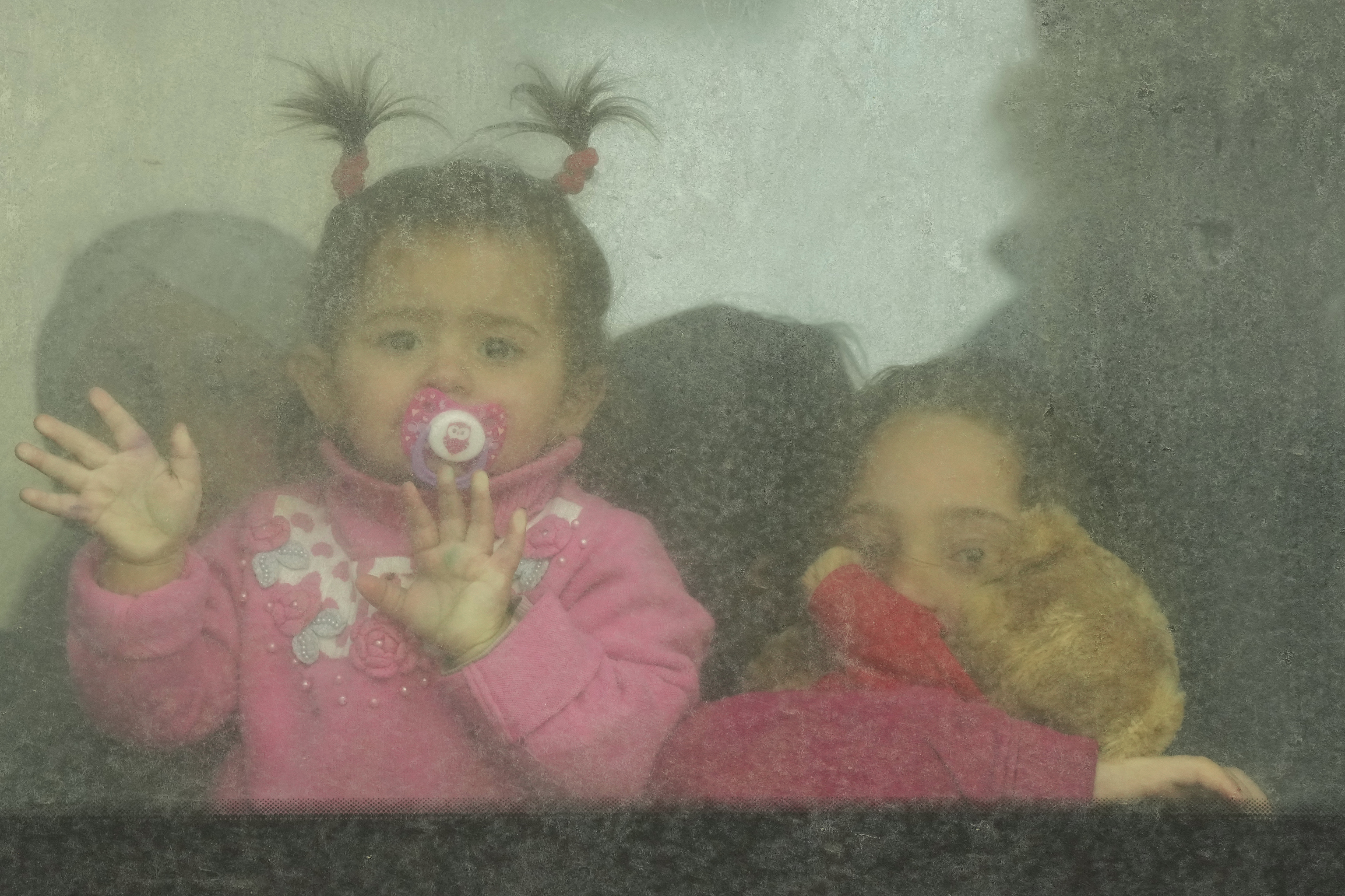 Nios refugiados miran desde un autobs que parte hacia Rumana tras huir de la guerra de la vecina Ucrania, en el paso fronterizo de Palanca, Moldavia