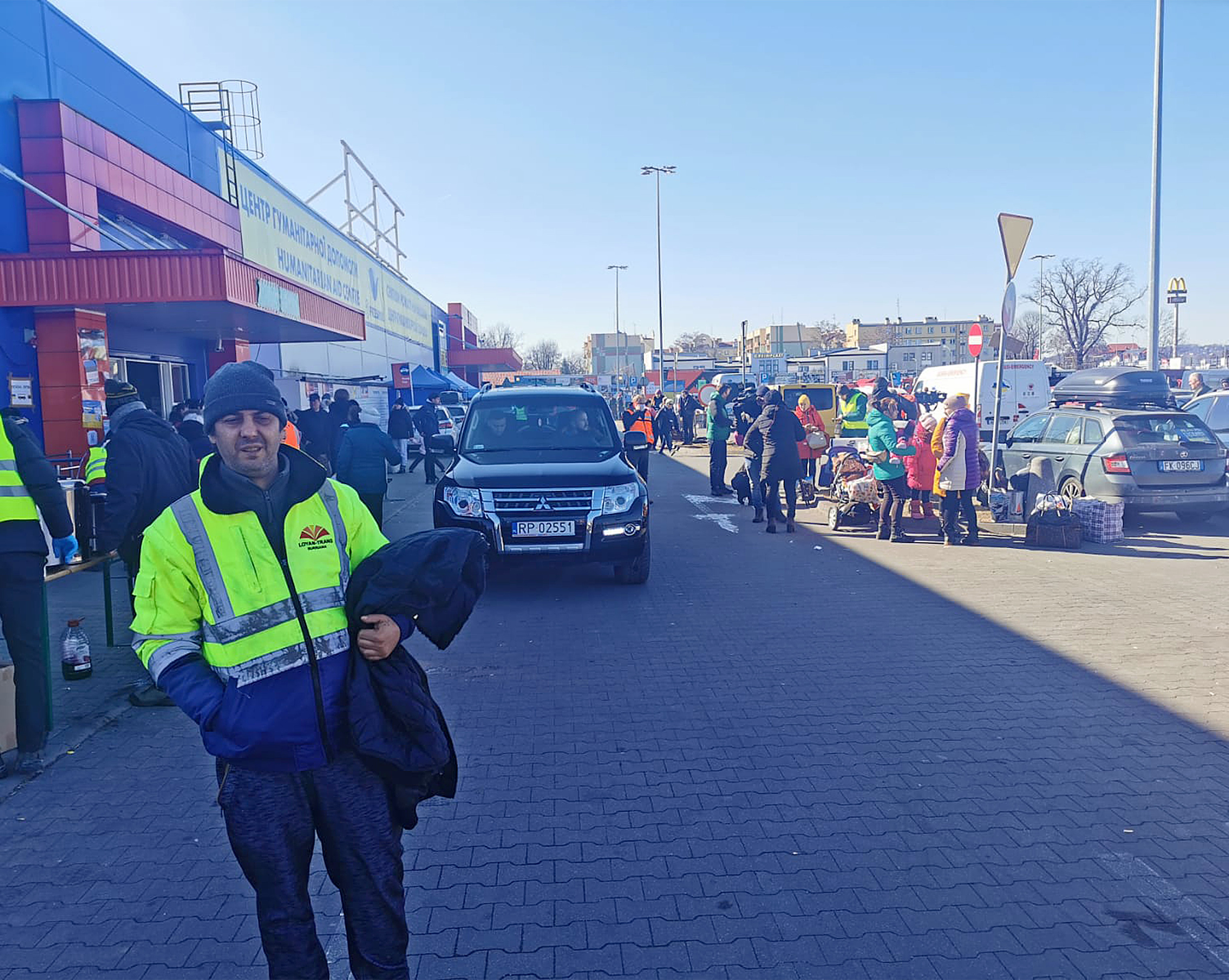 Uno de los trabajadores de Loyan-Trans, este viernes, junto a un centro comercial prximo a la frontera de Ucrania.