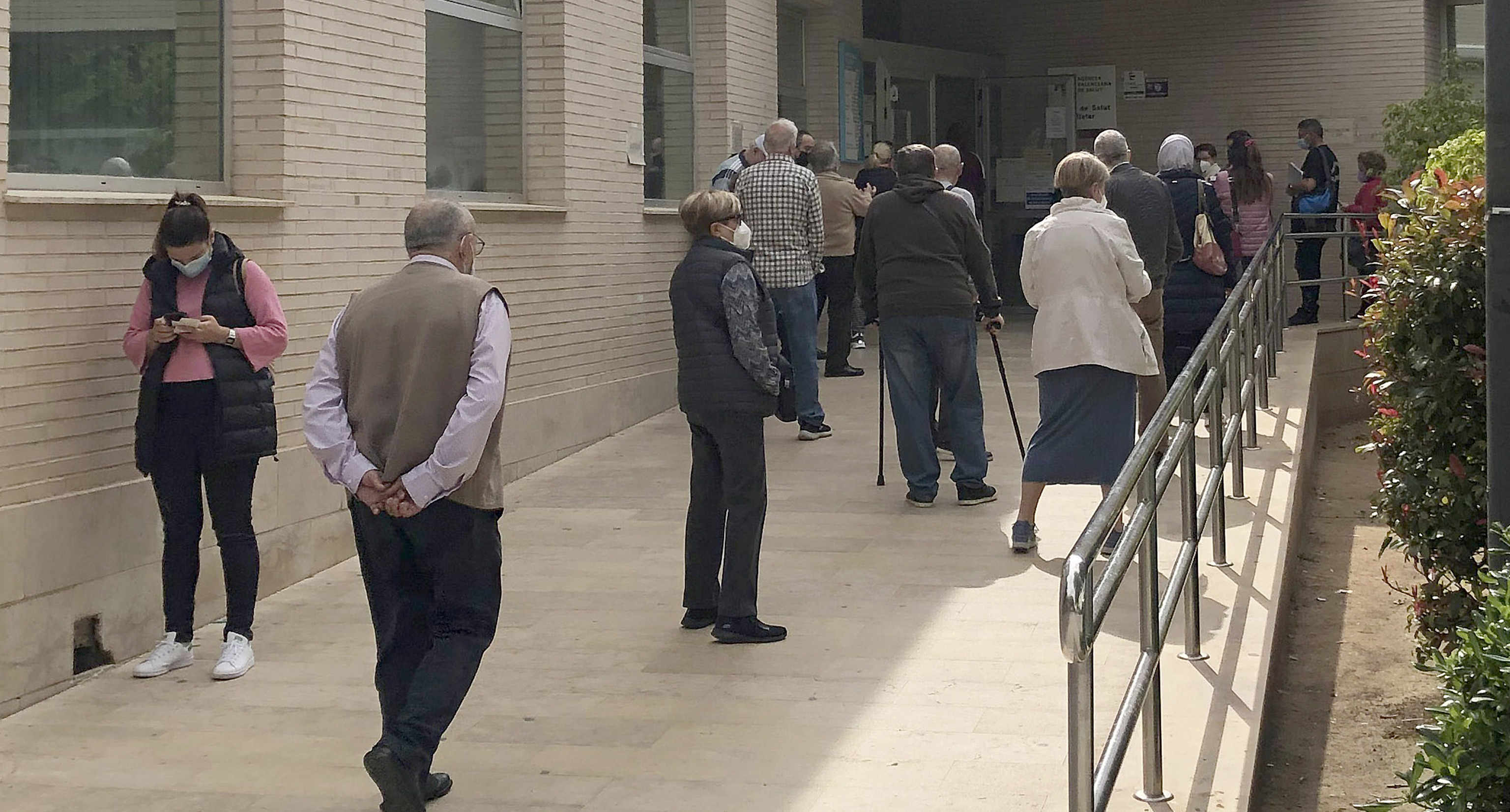Colas de ciudadanos en el centro de salud Palleter de Castelln.