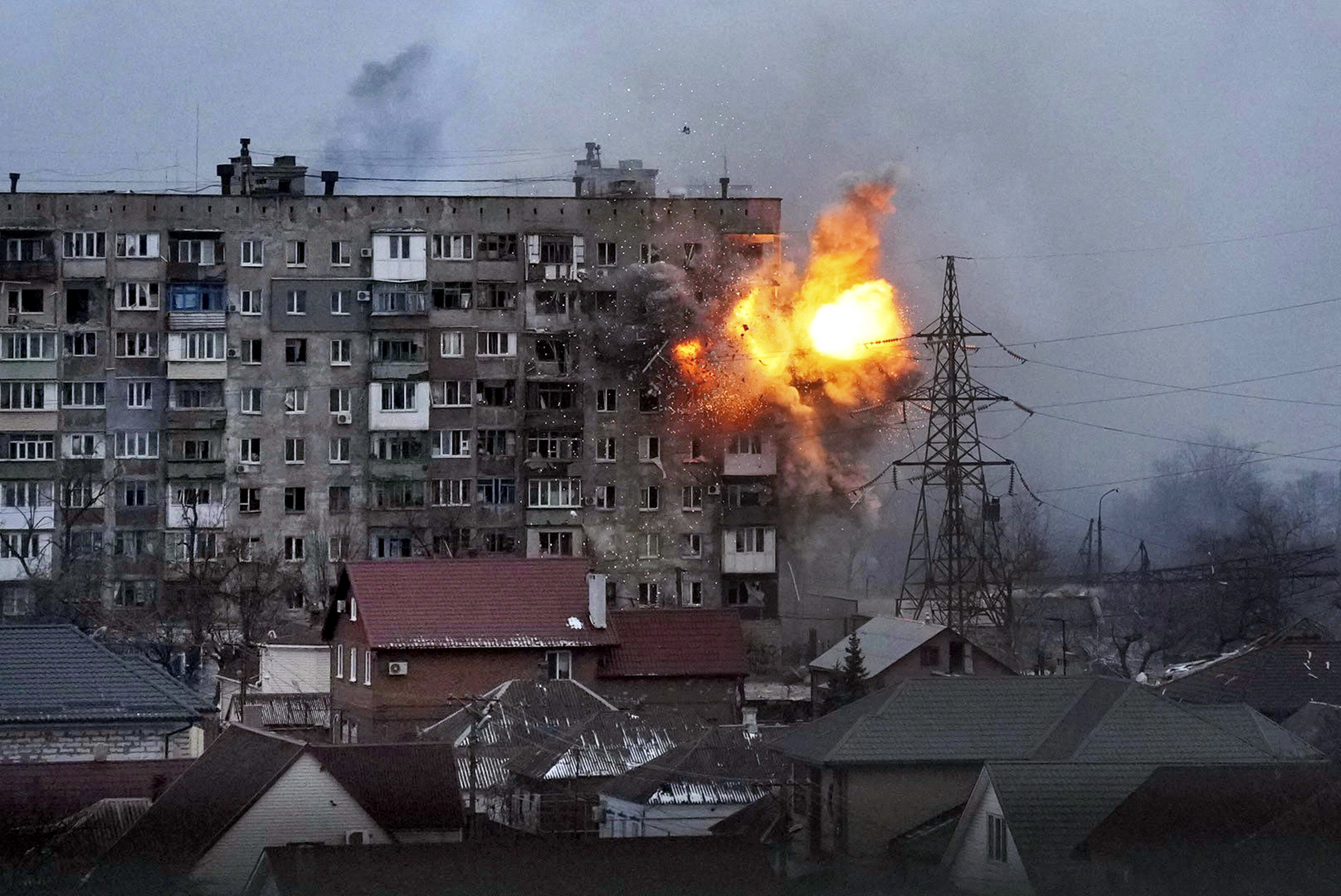 Una explosin se ve en un edificio de apartamentos despus de los incendios de tanques del ejrcito ruso en Mariupol, Ucrania, el viernes 11 de marzo de 2022