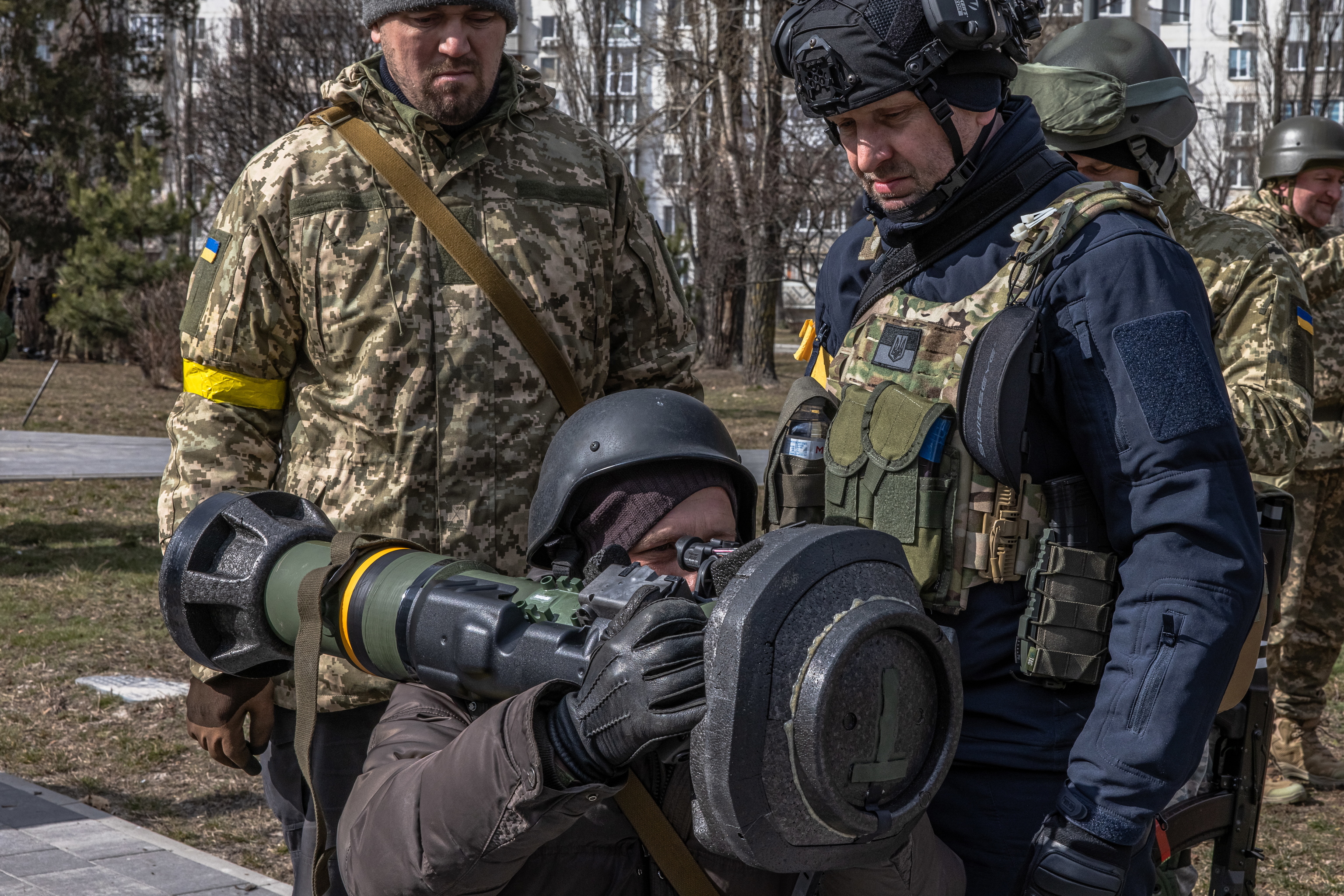 Un miembro de las Fuerzas de Defensa Territorial aprende a usar un Javelin, en Kiev.