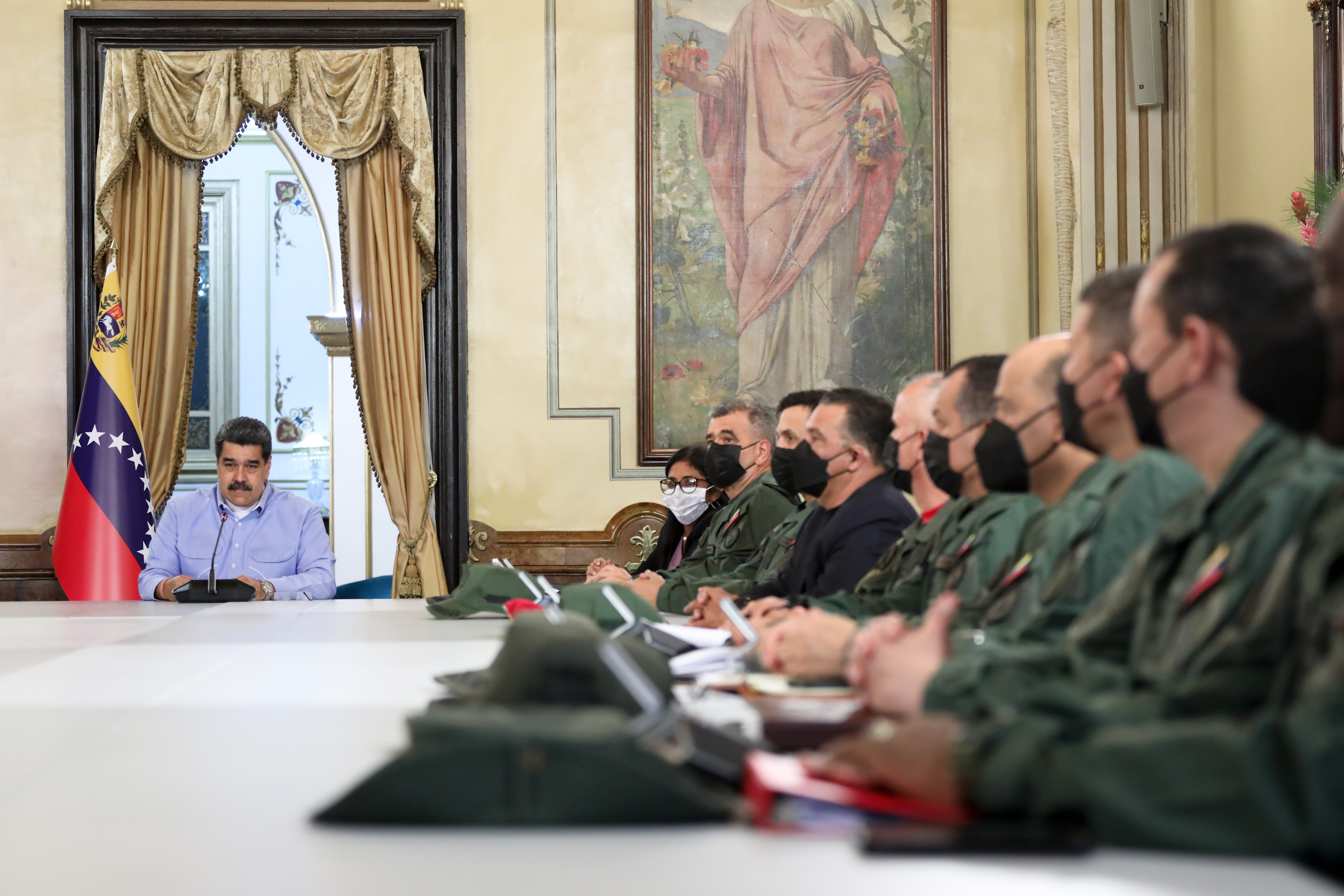 Nicols Maduro preside una reunin con miembros de su gabinete y alto mando militar, en Caracas.