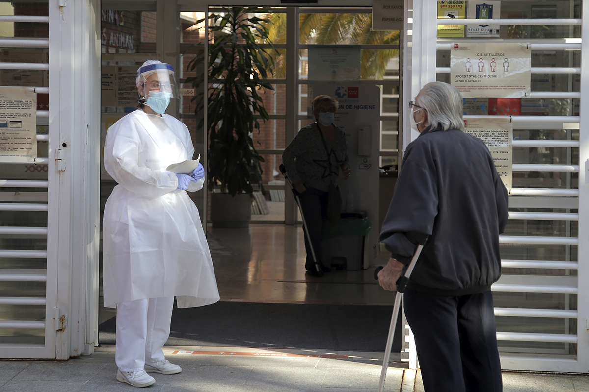 Un hombre se dirige a una sanitaria en un centro de salud madrileo.