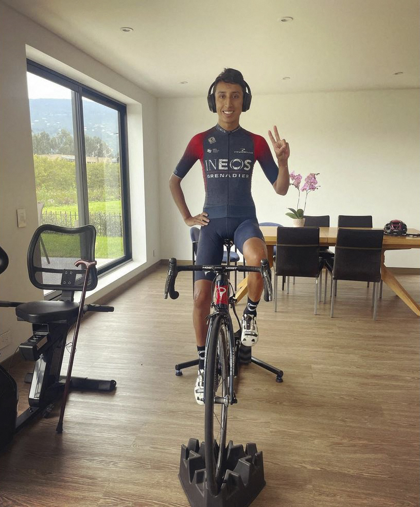 La asombrosa reaparición de Egan Bernal: cinco semanas después de su grave  accidente se sube a una bicicleta | Ciclismo