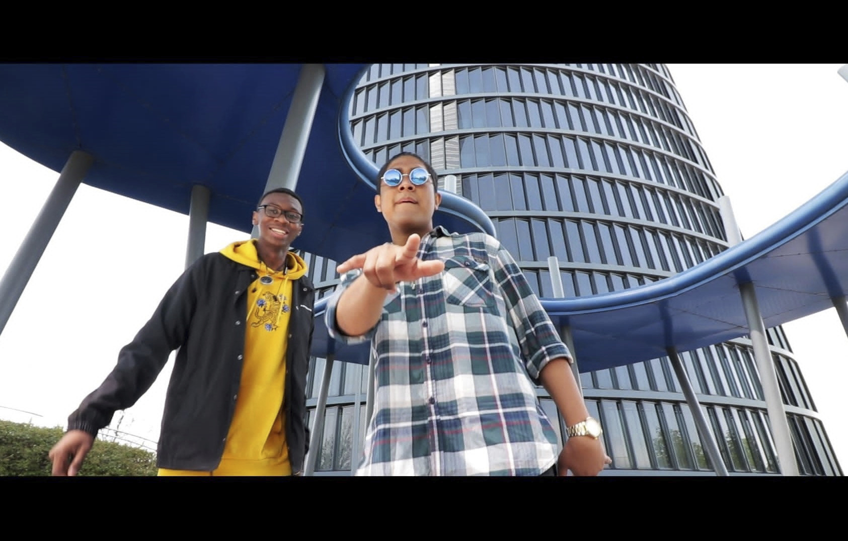 Kyros DTB y M.A.N.U., durante el videoclip que grabaron con El Barrio Más Joven.