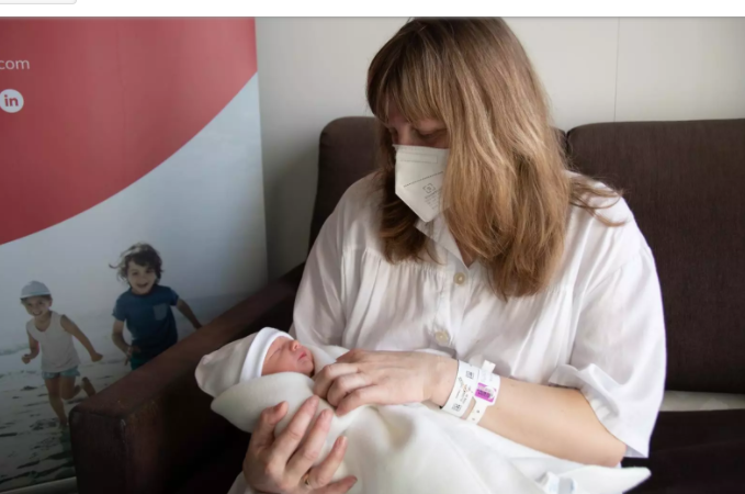 Mariia con su beb, nacido en el Hospital de Denia tras huir de Ucrania.