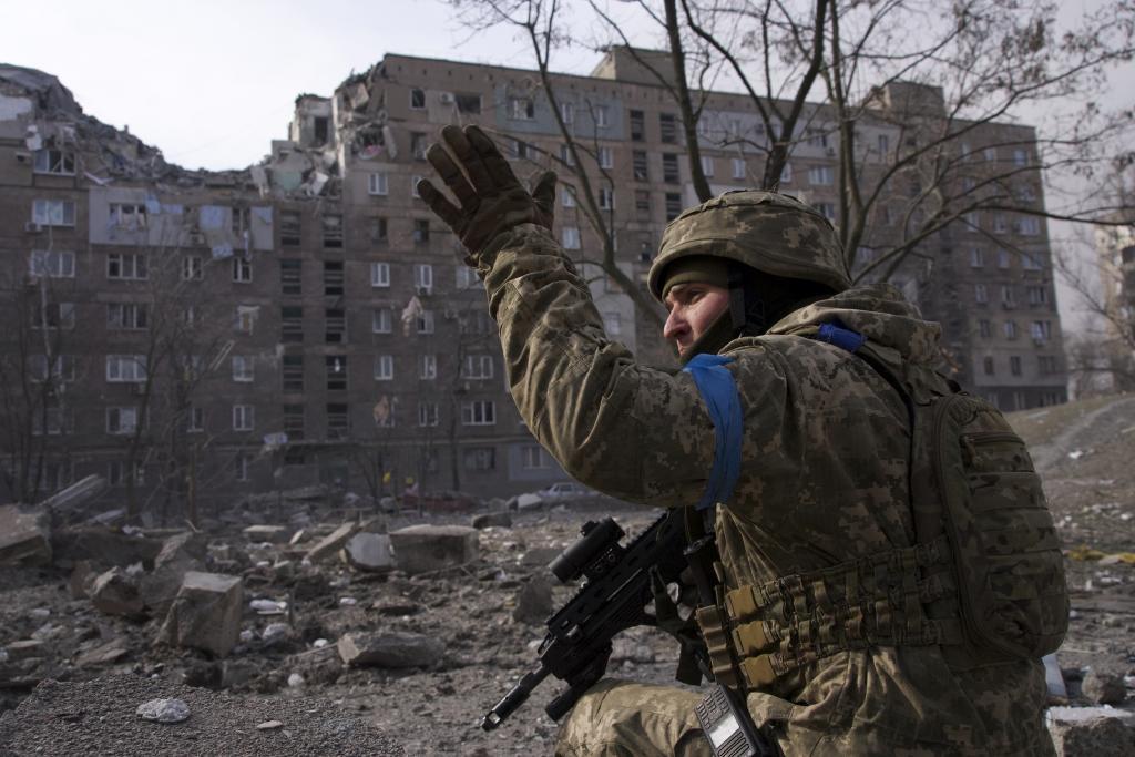 Un militar ucraniano protege su posicin en Mariupol, Ucrania.