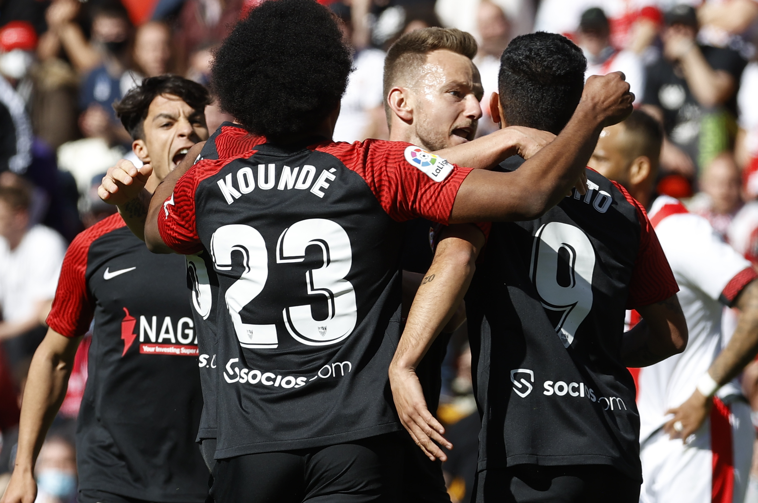 Los jugadores del Sevilla celebran el gol de Delaney.