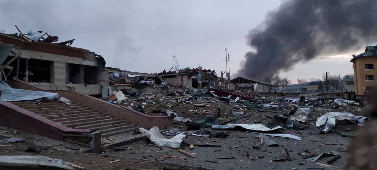 Una columna de humo en la base militar de Yavoriv tras el ataque.