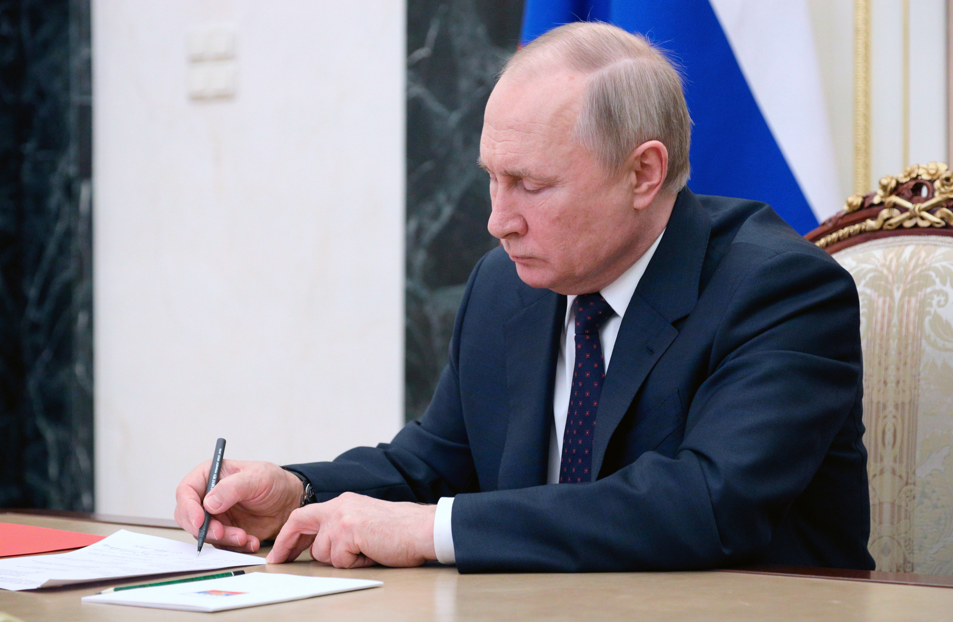 El presidente ruso, Vladimir Putin, preside una reunin con los miembros permanentes del Consejo de Seguridad de Rusia a travs de una teleconferencia en el Kremlin de Mosc. el pasado 11 de marzo.