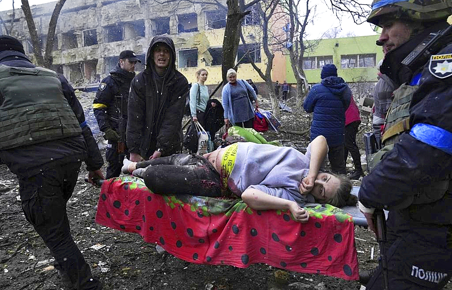 La mujer embarazada de la camilla y su bebé mueren tras el bombardeo del hospital de maternidad