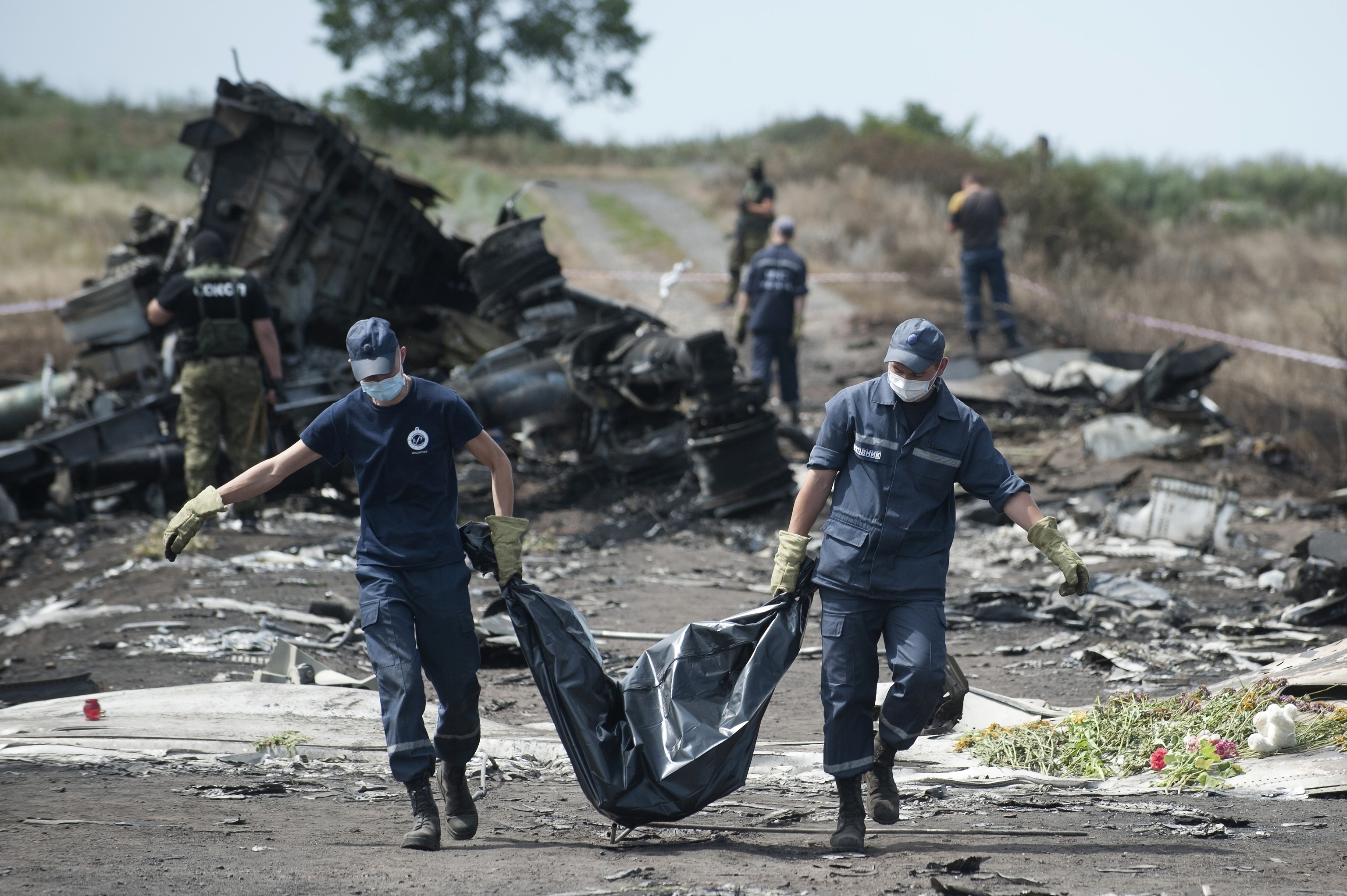 Recogida de cadveres donde se estrell el vuelo MH17 de Malaysia Airlines, cerca de Hrabove, en el este de Ucrania.