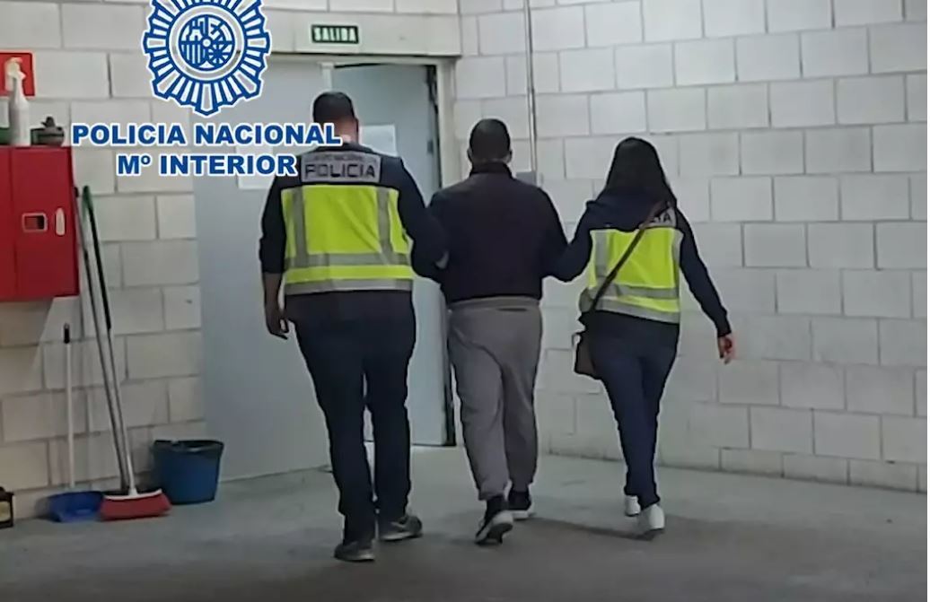 La Polica Nacional custodiando al detenido.