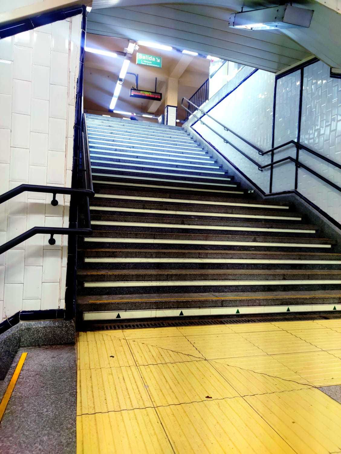 Escaleras del metro por donde cayó la mujer.
