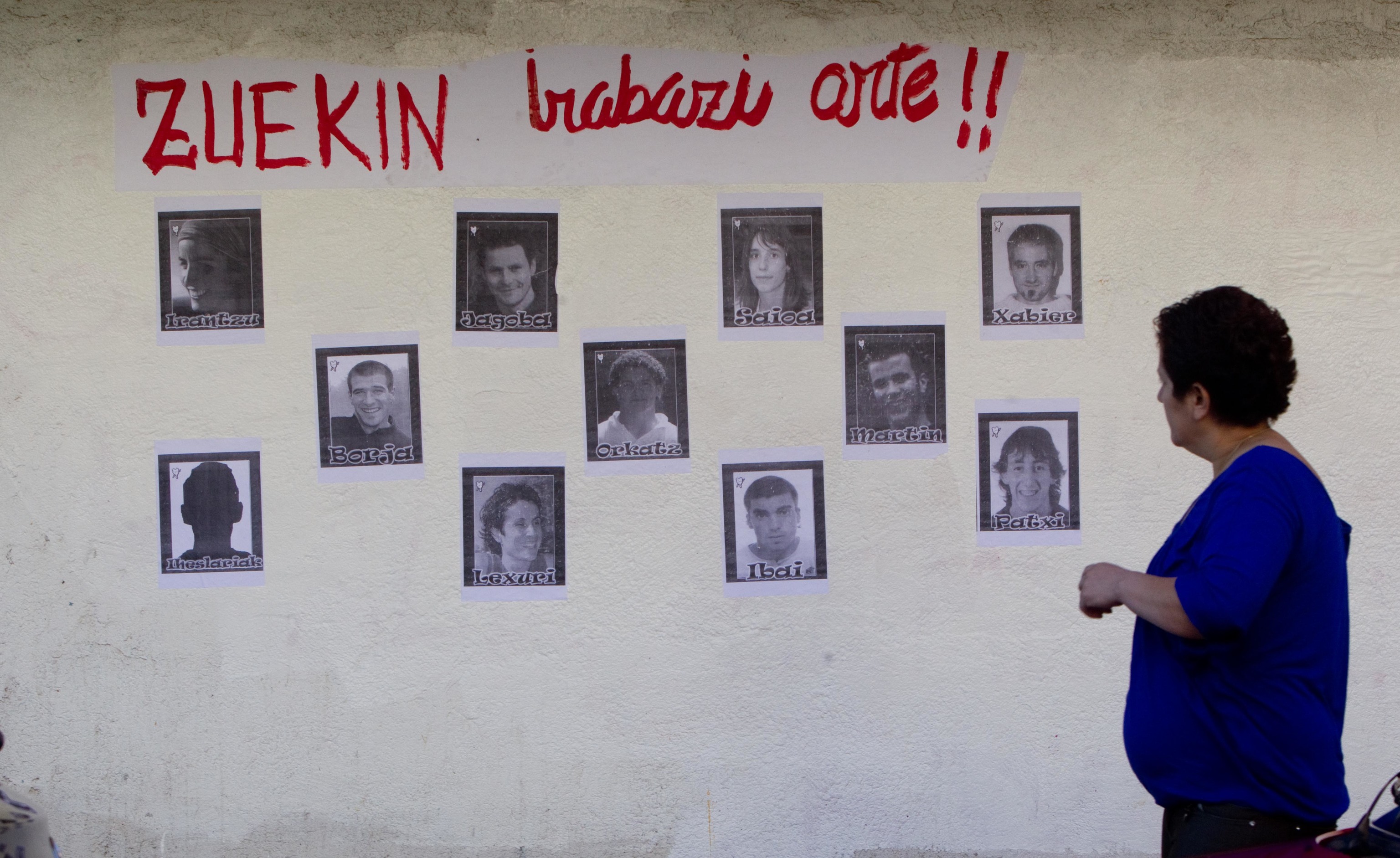Una imagen de Ibai Aginaga junto a otros miembros de ETA form parte de un muro en Berango de apoyo de los terroristas.