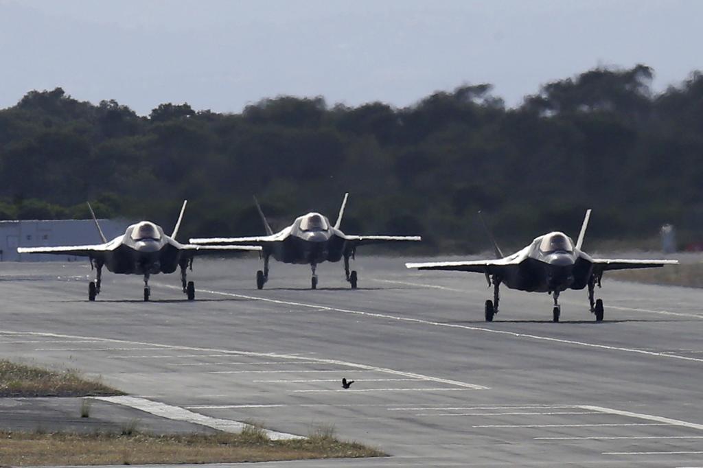 Aviones F-35B en la pista de aterrizaje.