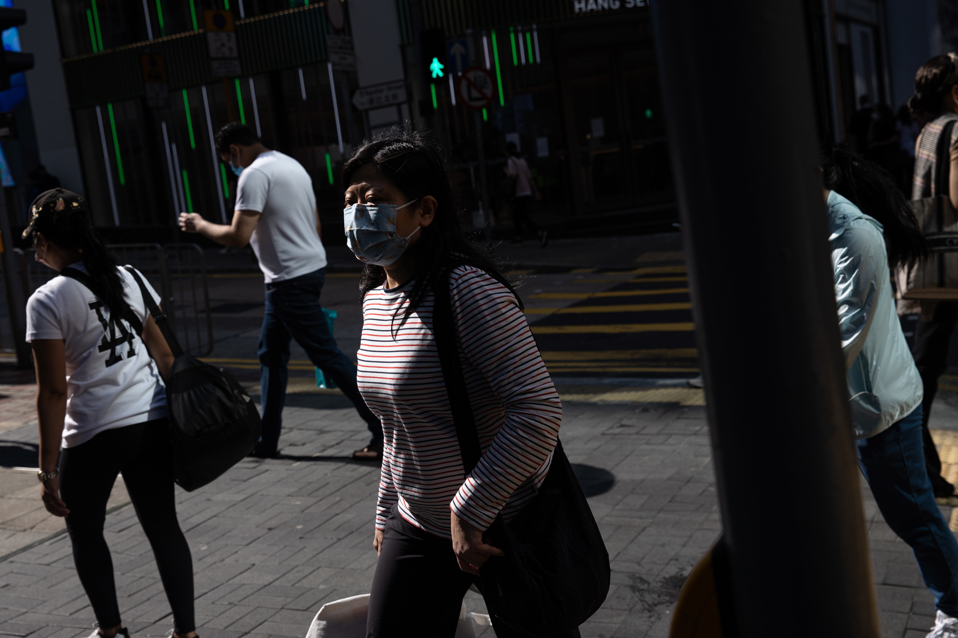 Peatones por una calle de Hong Kong.
