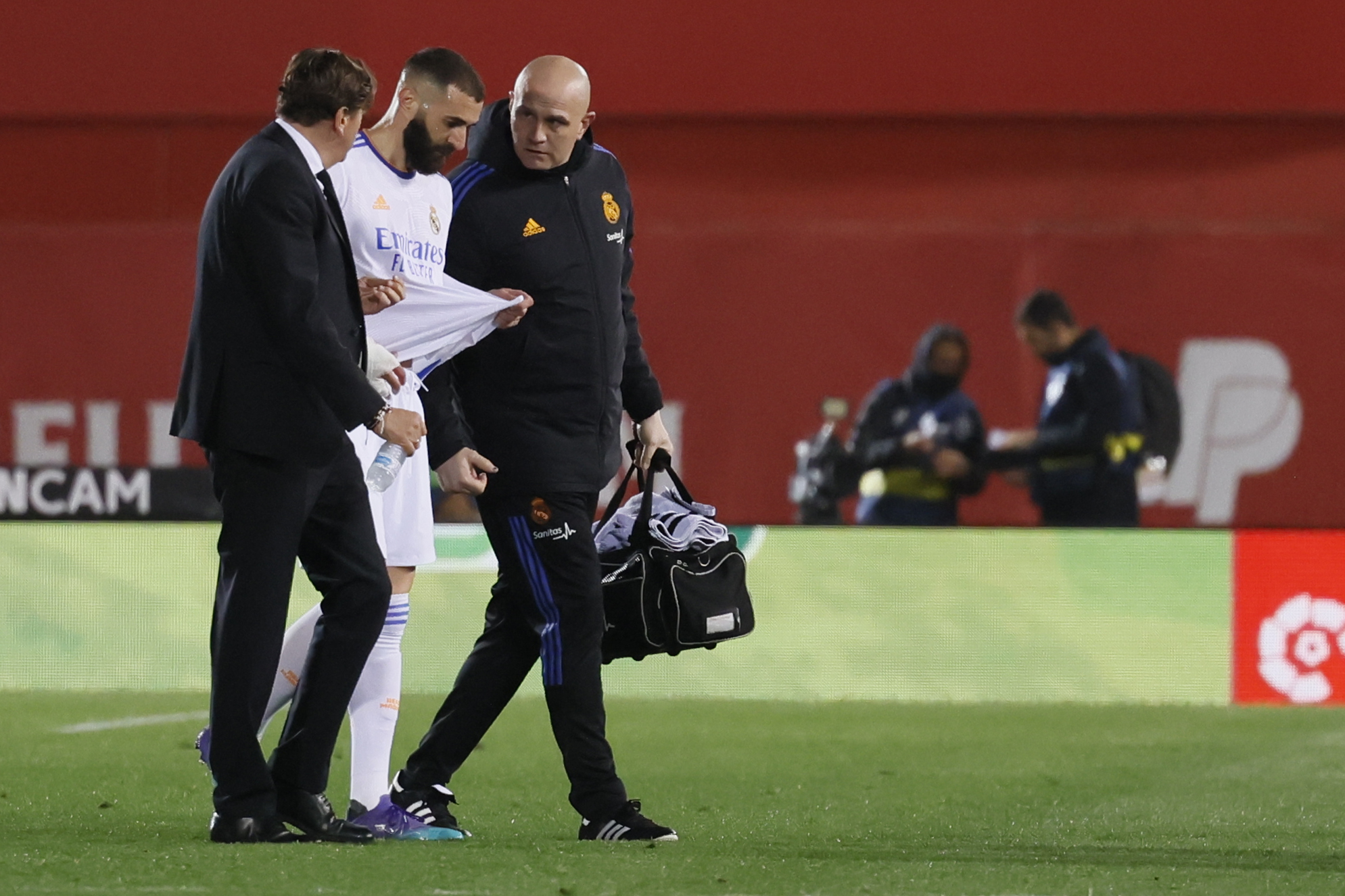 Benzema se retira del campo tras su lesin.