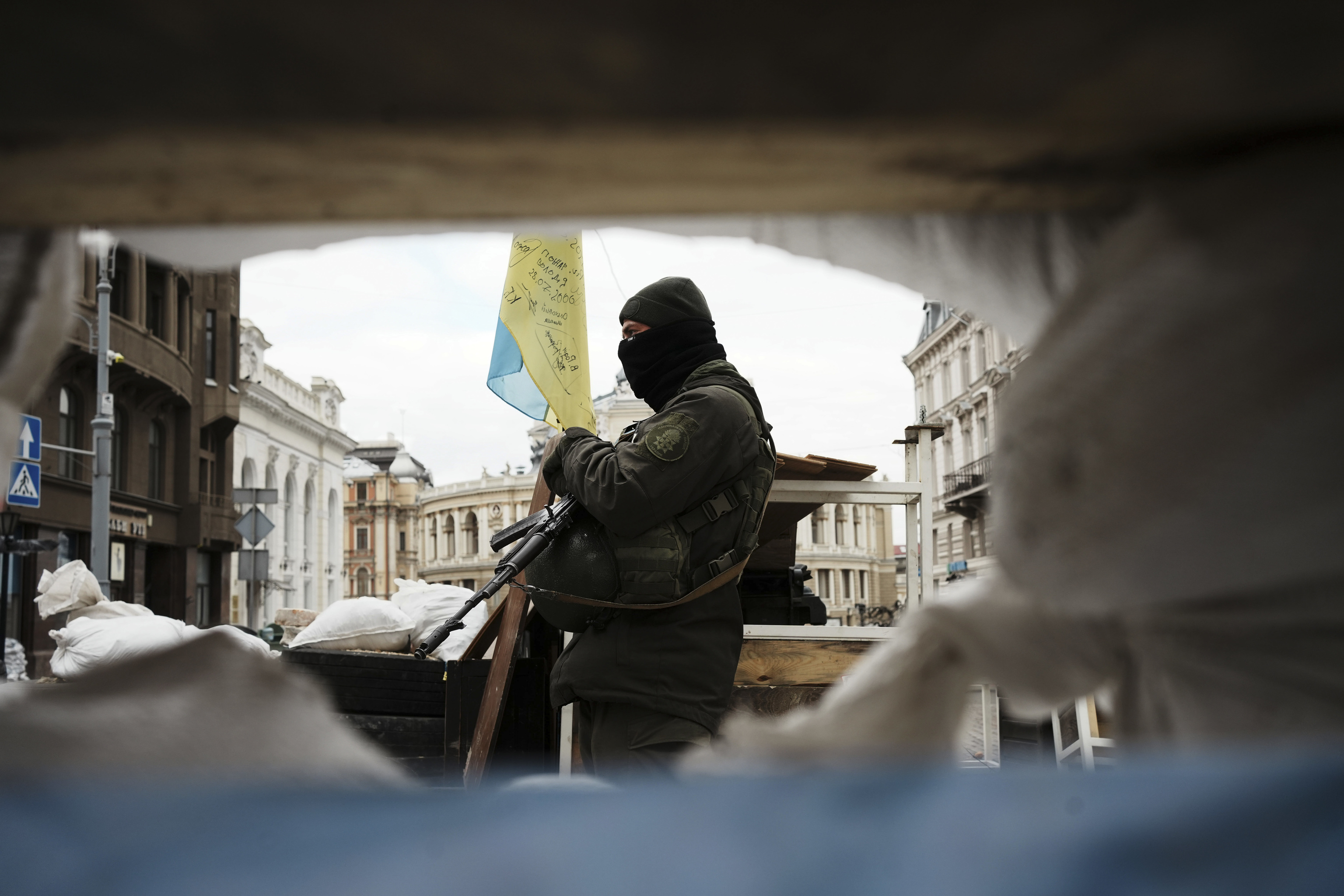Un militar patrulla junto a una barricada en la ciudad ucraniana de Odesa. La ciudad portuaria vive sus momentos más tensos a la espera de lo peor: la llegada de las tropas rusas a esta urbe situada en el suroeste de Ucrania.