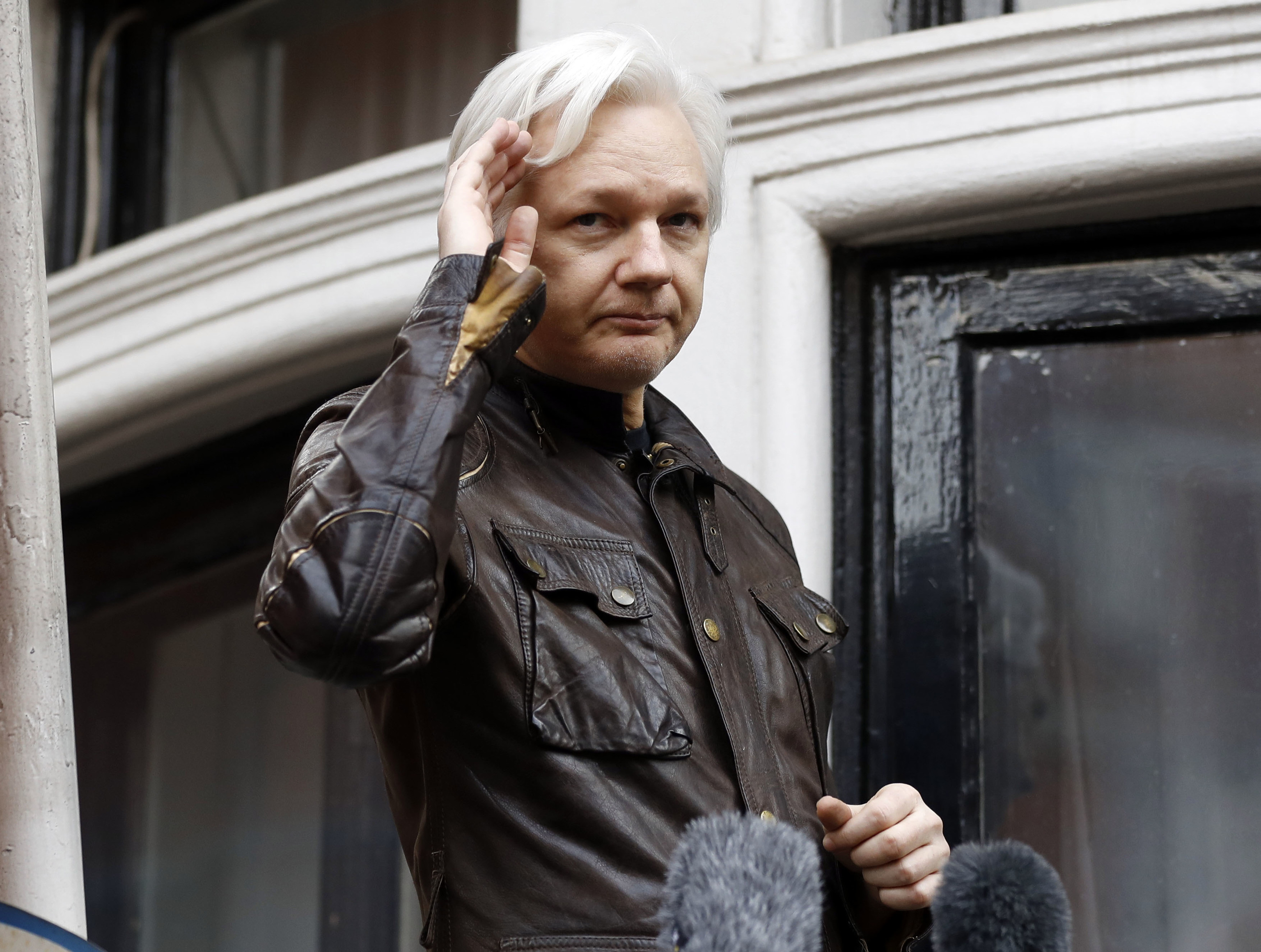 Assange se casa en la cárcel y se acerca a la extradición
