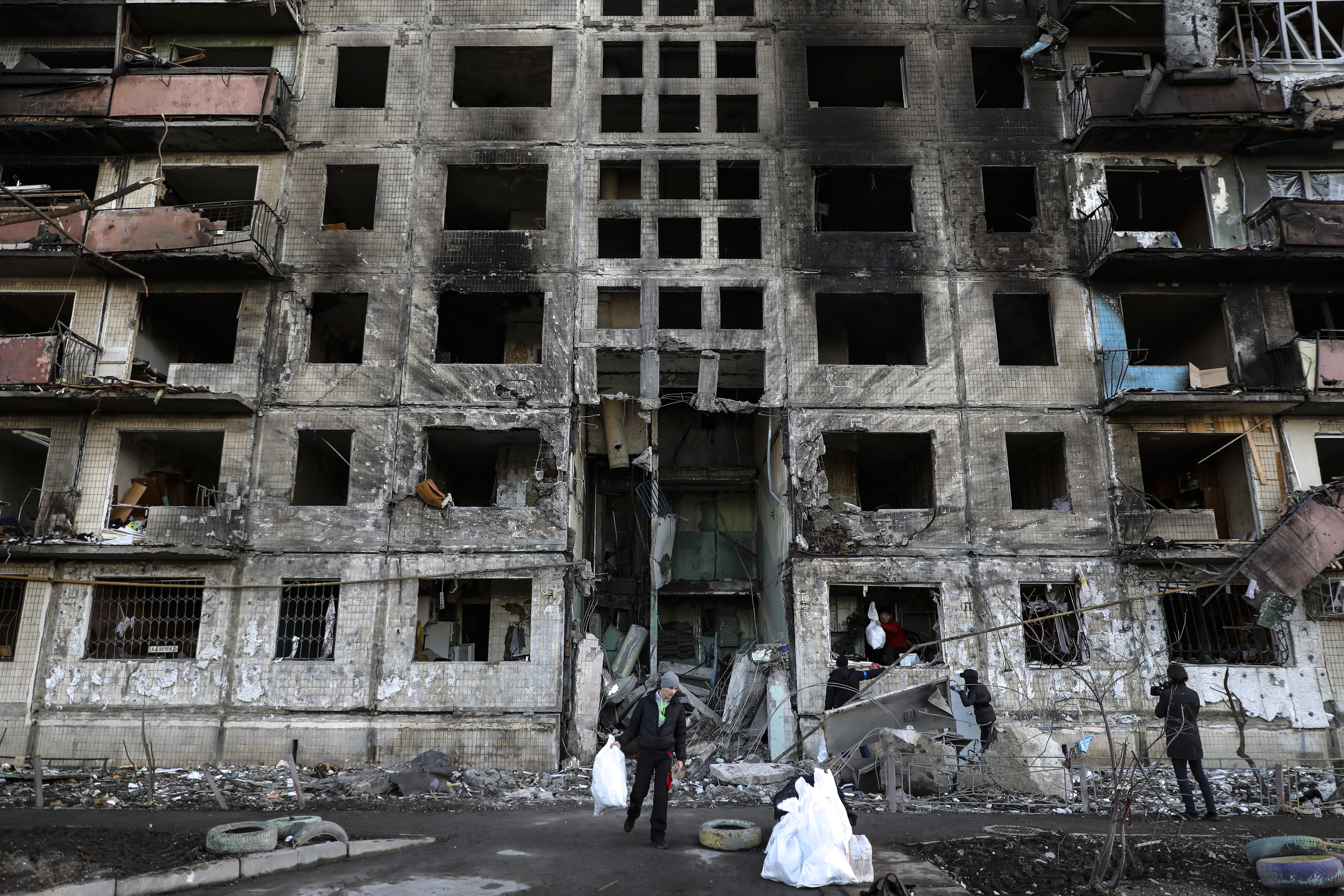 El edificio bombardeado ayer en Kiev.