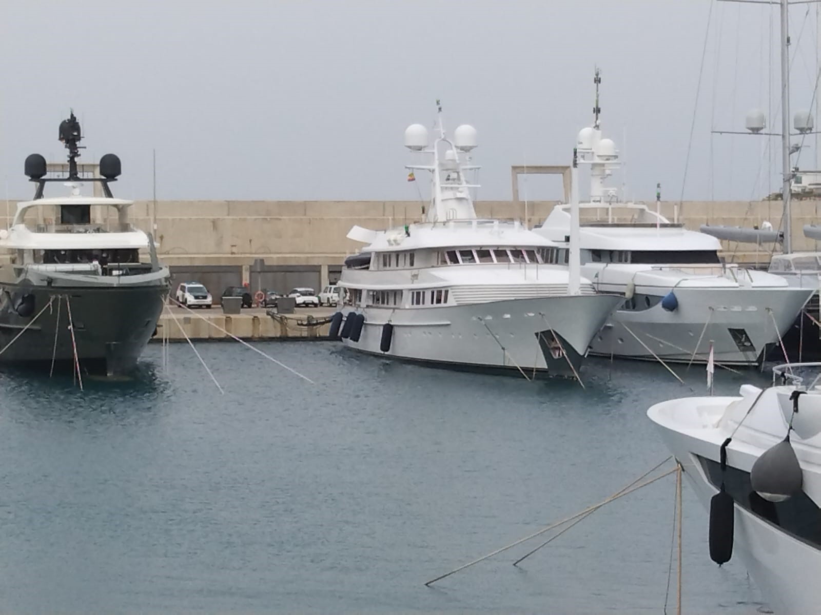 El 'Lady Anastasia' (derecha) atracado hoy en Port Adriano.