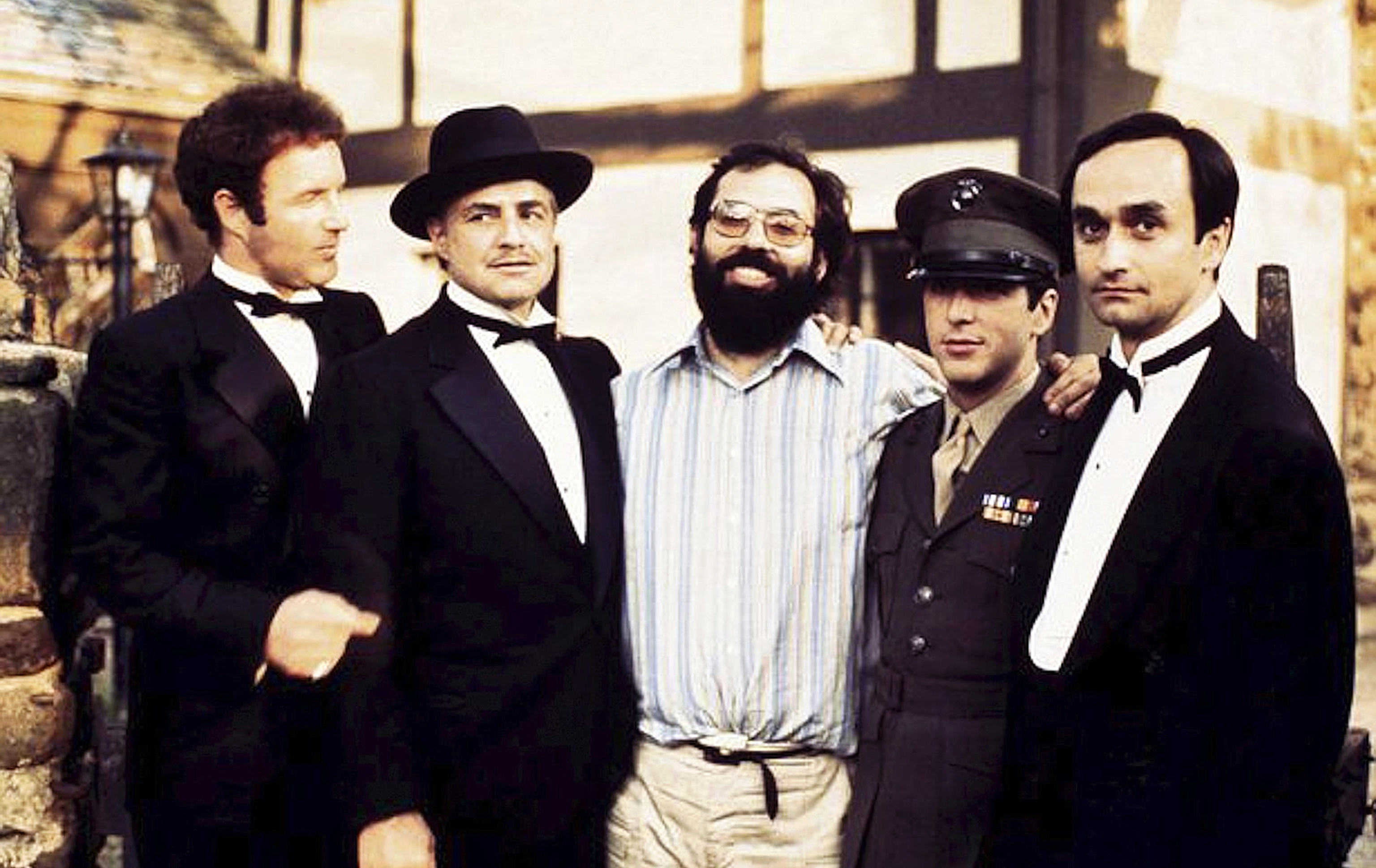 James Caan, Marlon Brando, Francis Ford Coppola, Al Pacino y John Cazale en el set de 'EL padrino'.