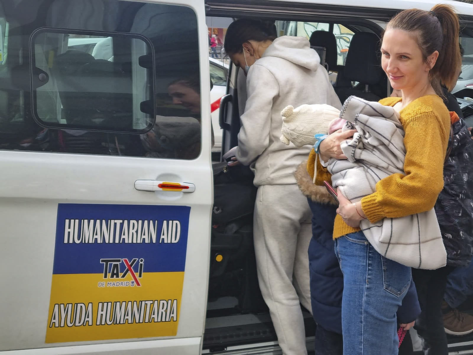 Olha Zelinska, de 39 años, originaria de Kiev, con su hija de nueve meses en brazos. Es una de las madres que forman parte de la caravana solidaria.