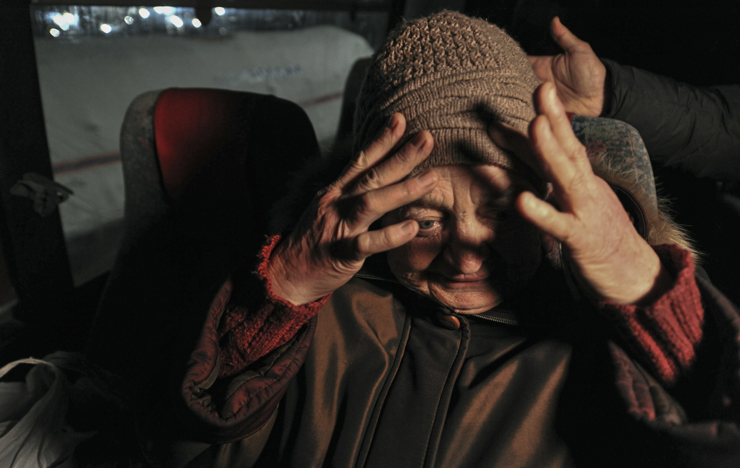 Huida de Mariupol con 14 personas hacinadas en un coche: los abuelos no viajan, prefieren morir en casa