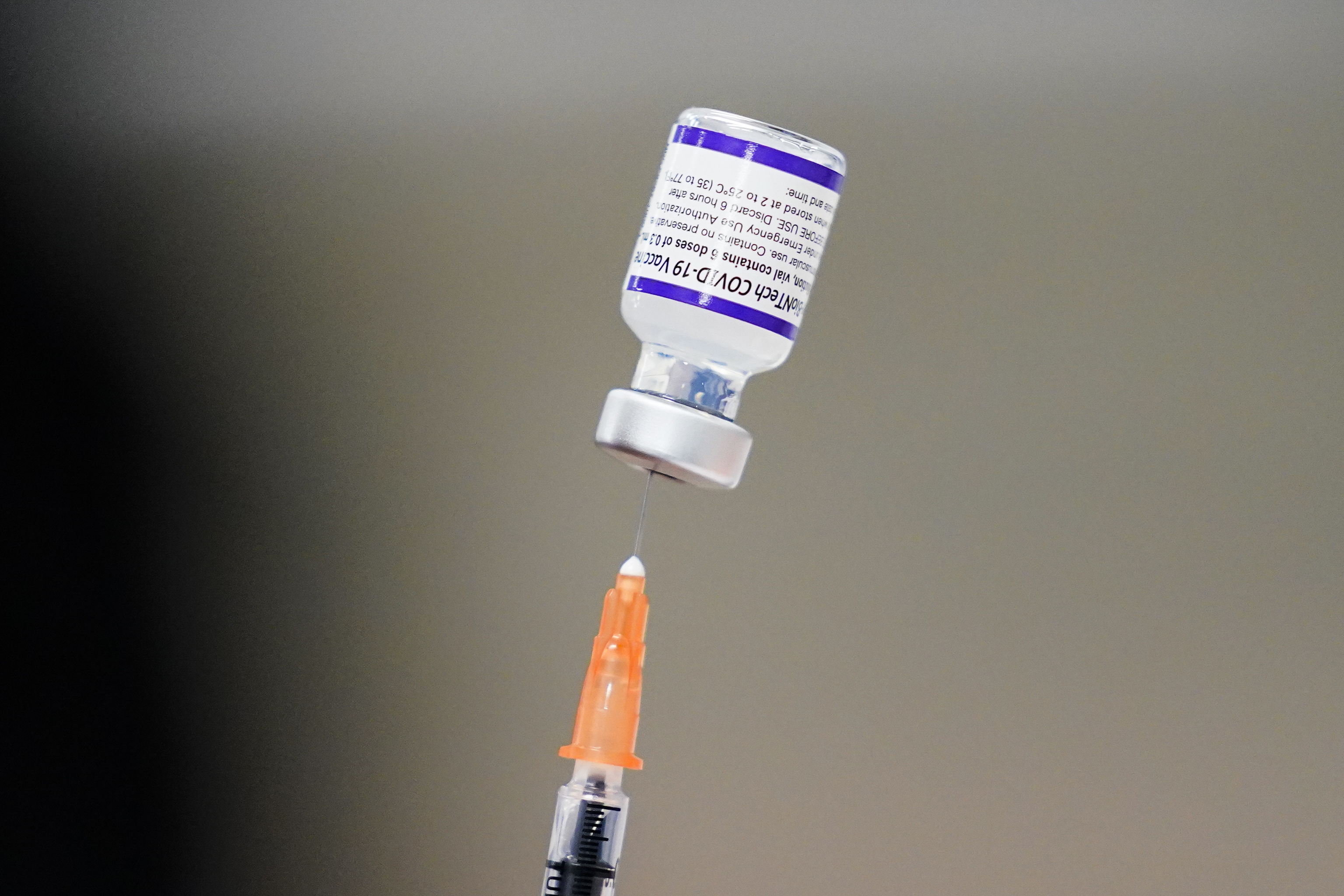 Una jeringa se prepara con la vacuna COVID-19 de Pfizer en una clnica de vacunacin en el Centro de Bienestar Keystone First en Chester, Pensilvania, el 15 de diciembre de 2021. Se espera que Pfizer solicite autorizacin para una dosis adicional de refuerzo de COVID-19 para las personas mayores.