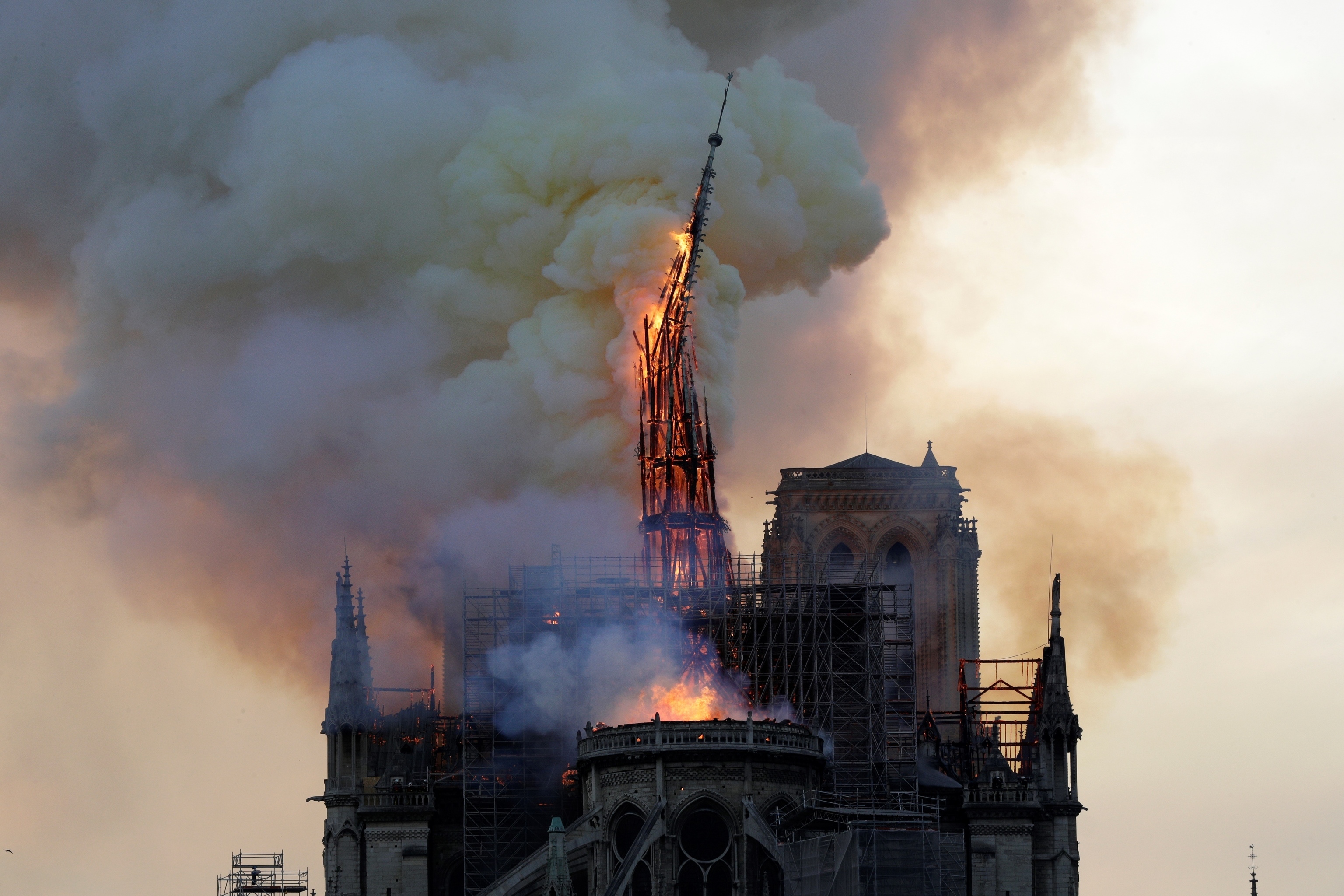 En esta foto de archivo tomada el 15 de abril de 2019, el campanario y la aguja de la emblemtica catedral de Notre-Dame se derrumba mientras la catedral est envuelta en llamas en el centro de Pars. - Un enorme incendio arras con el techo de la famosa Catedral de Notre-Dame en el centro de Pars el 15 de abril de 2019, enviando llamas y enormes nubes de humo gris que se expanden hacia el cielo. 

Traduccin realizada con la versin gratuita del traductor www.DeepL.com/Translator