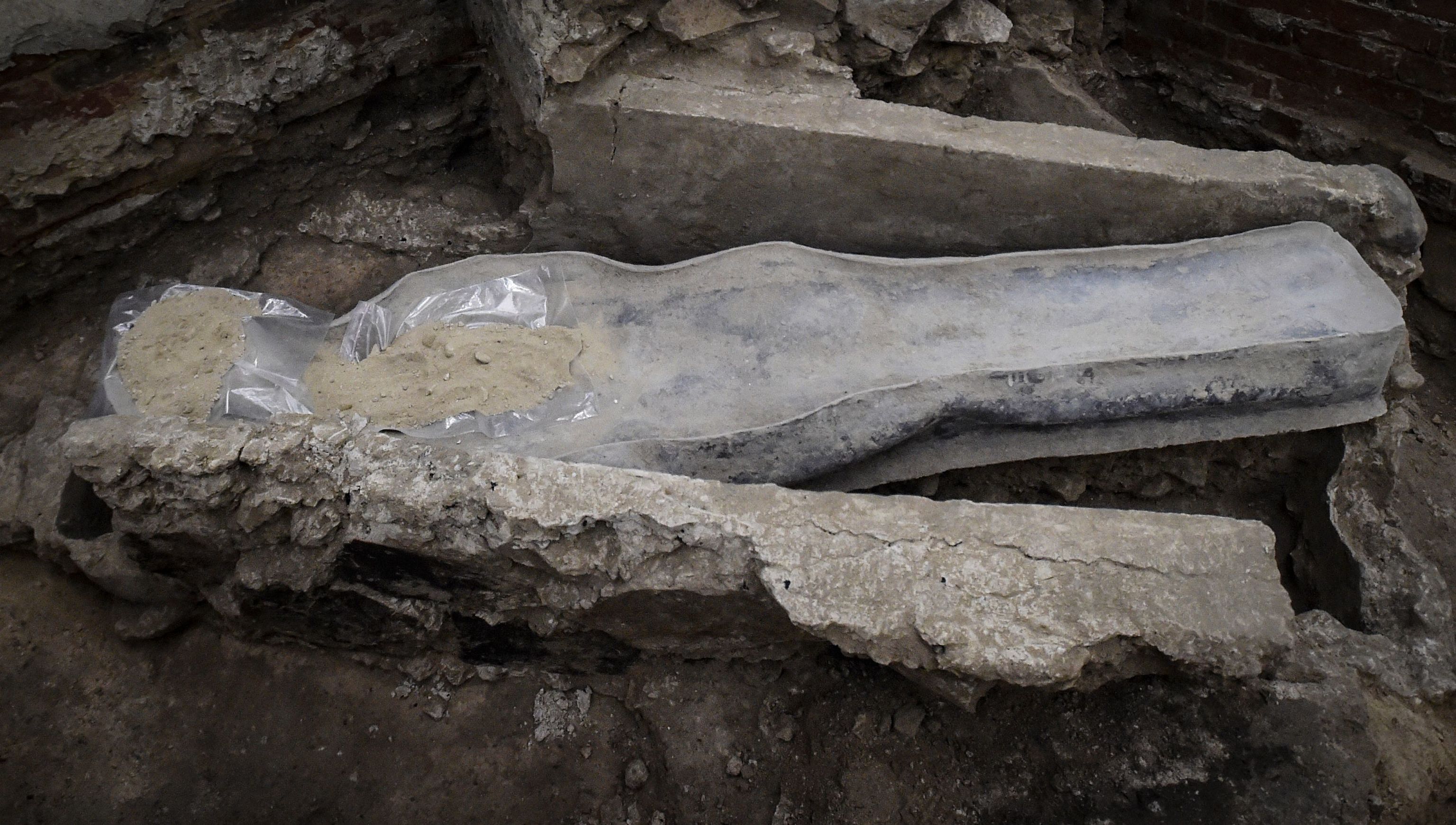 Una imagen muestra un sarcfago de plomo del siglo XIV descubierto en el suelo de la catedral de Notre Dame, en Pars, el 15 de marzo de 2022.