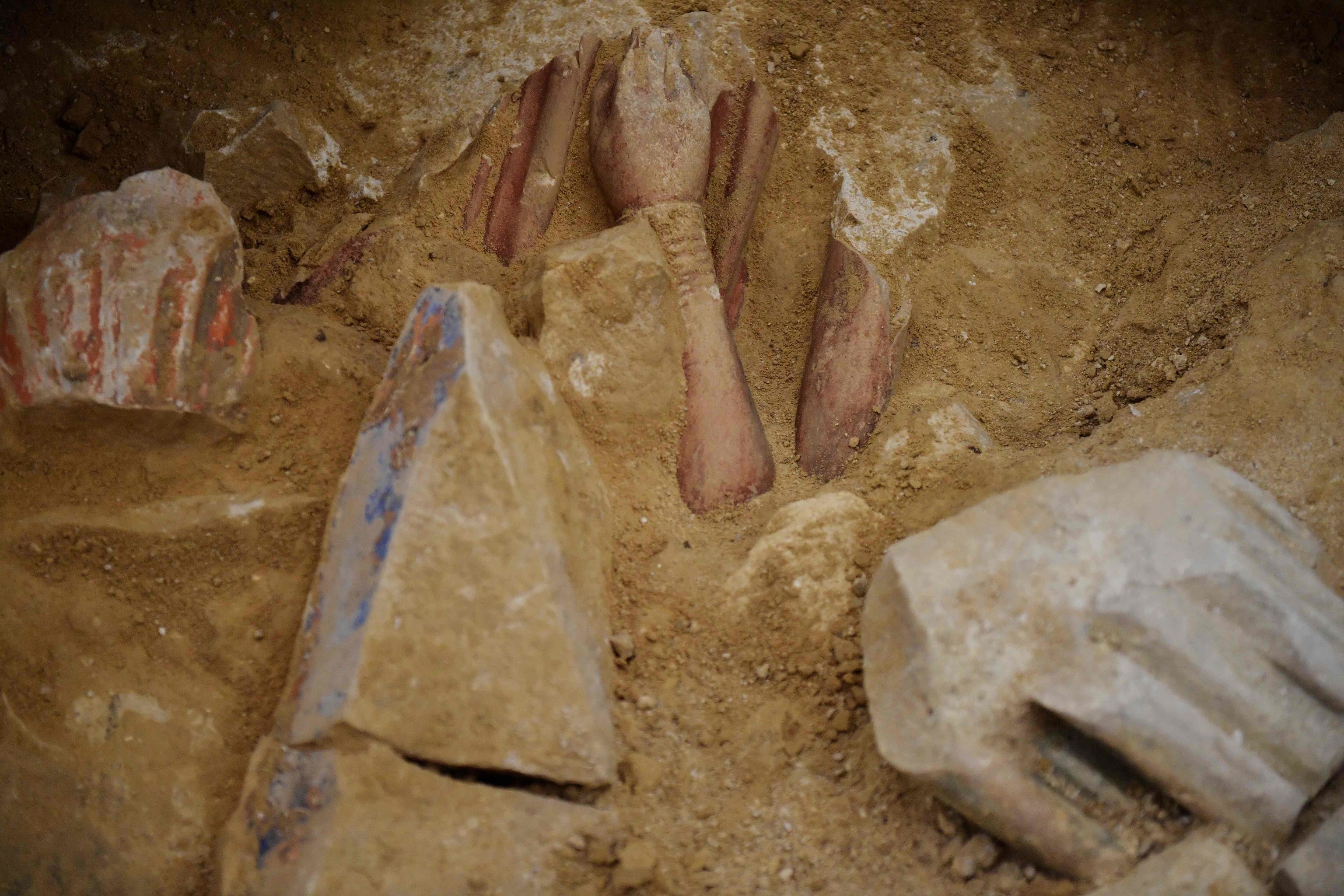 na foto muestra los objetos antiguos encontrados por los arquelogos en el suelo de la Catedral de Notre Dame tras el descubrimiento de un sarcfago de plomo del siglo XIV, en Pars