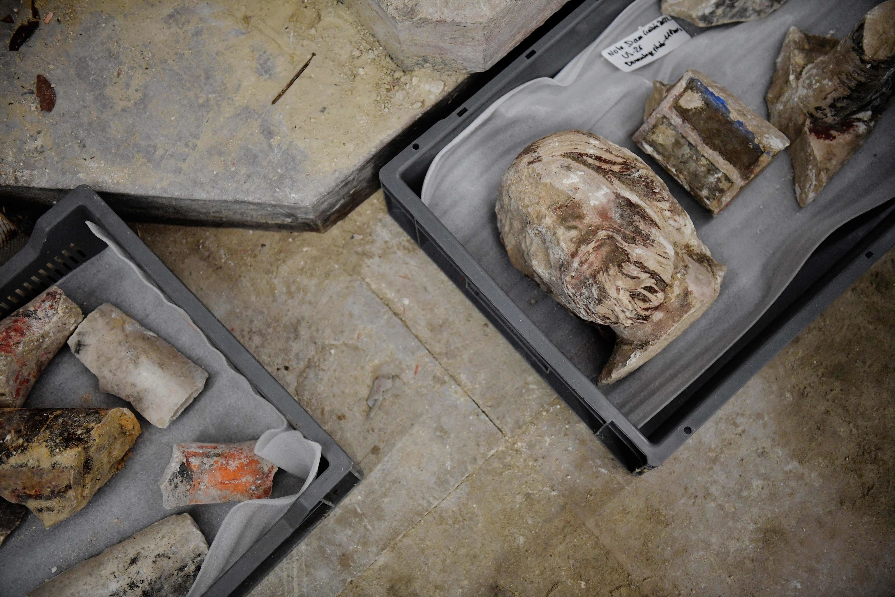 Los objetos antiguos encontrados por los arquelogos en el suelo de la catedral de Notre Dame tras el descubrimiento de un sarcfago de plomo del siglo XIV, en Pars,