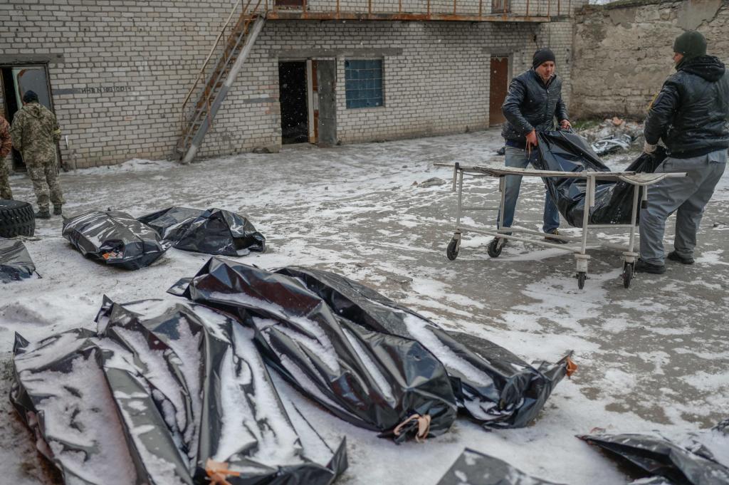 En la morgue de Mykolaiv: los cadáveres se apilan bajo la nieve por falta de espacio