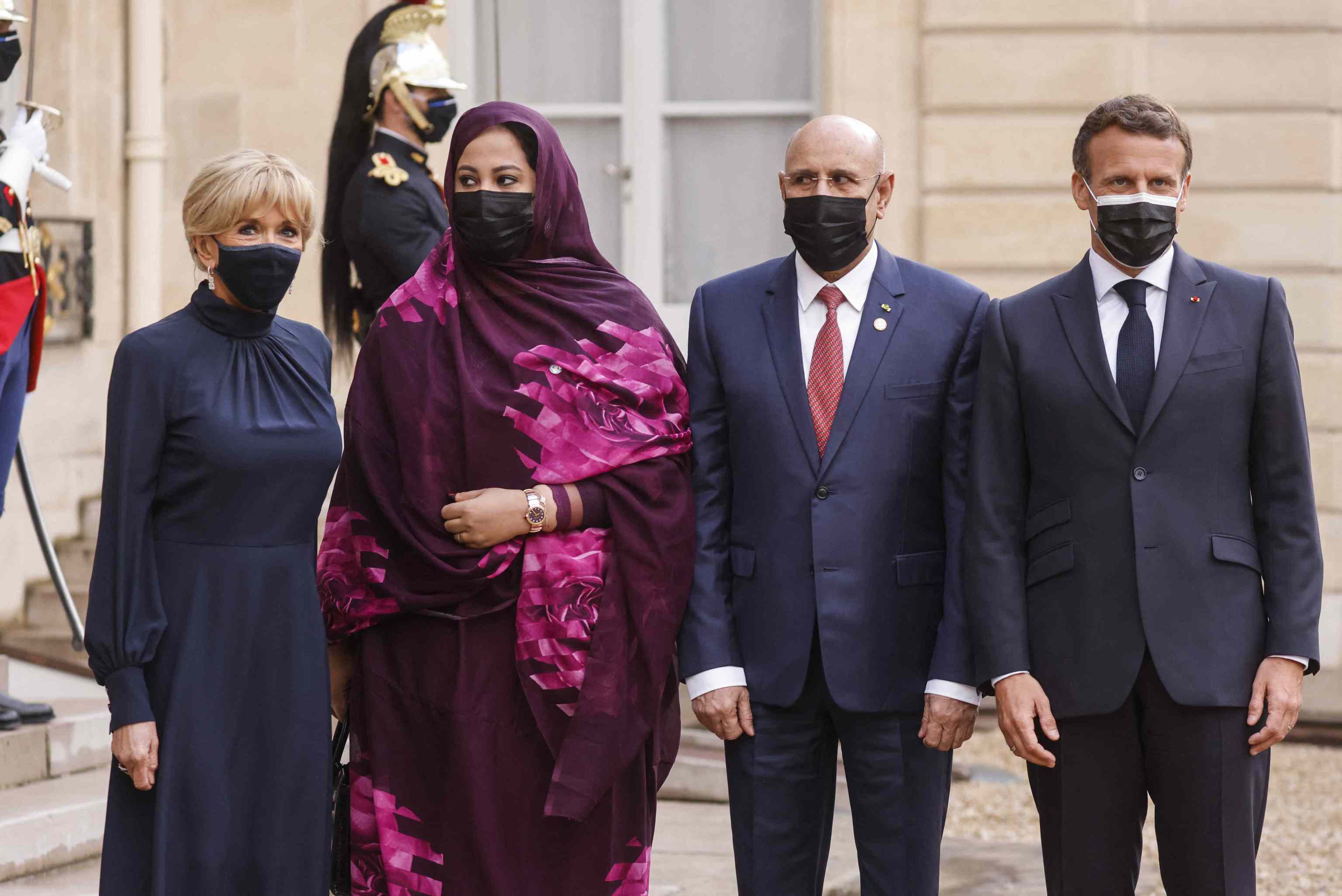 El matrimonio presidencial mauritano, entre Brigitte y Emmanuel Macron.