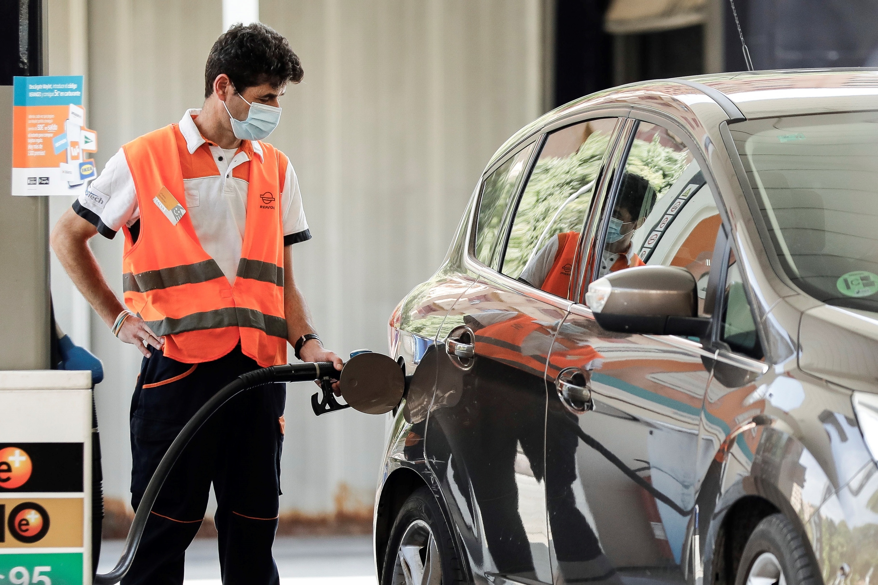 Un empleado pone gasolina a un coche en una gasolinera de Valencia.