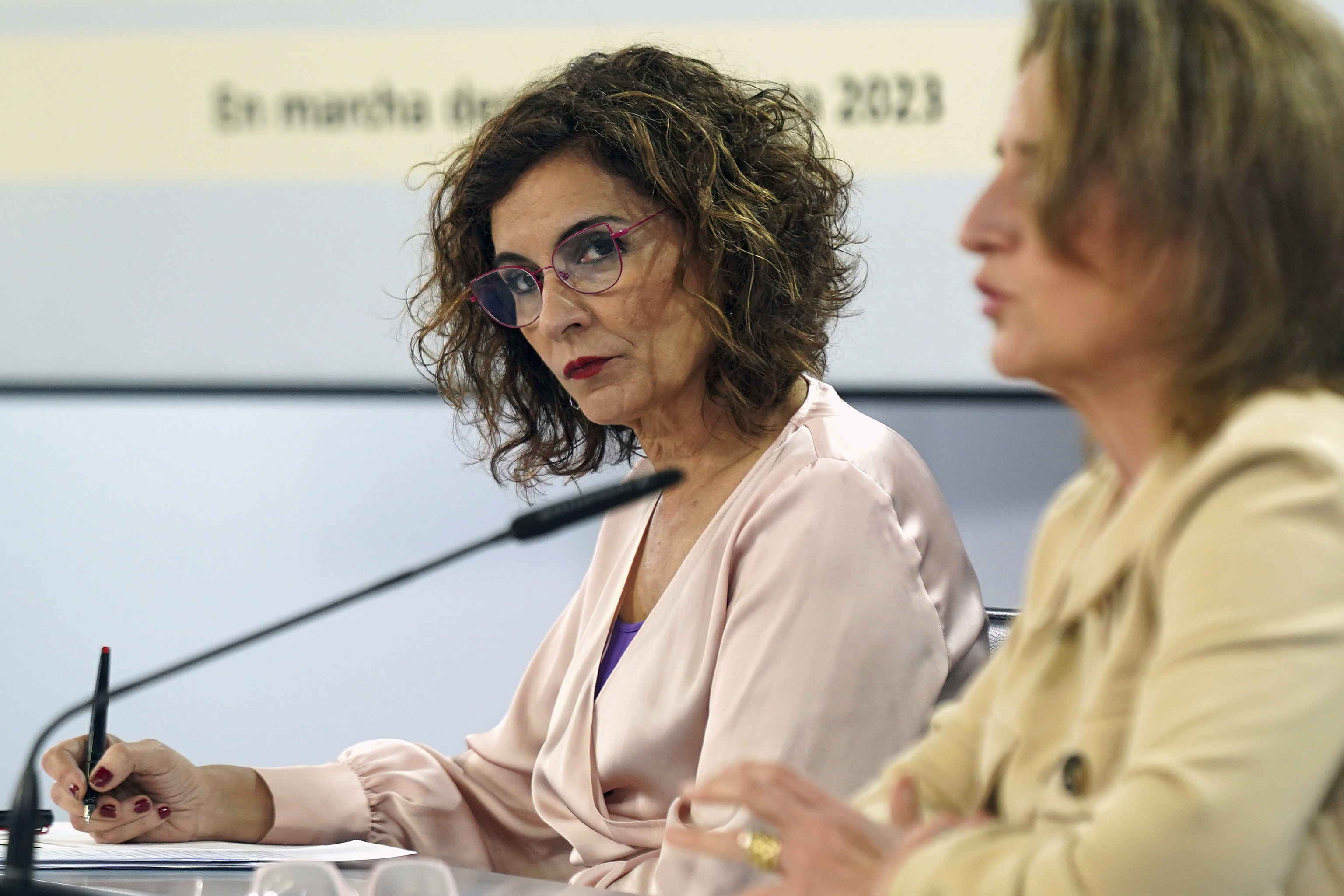 La ministra de Hacienda, Maria Jesus Montero, y la vicepresidenta tercer y ministra para la Transición Ecológica, Teresa Ribera.