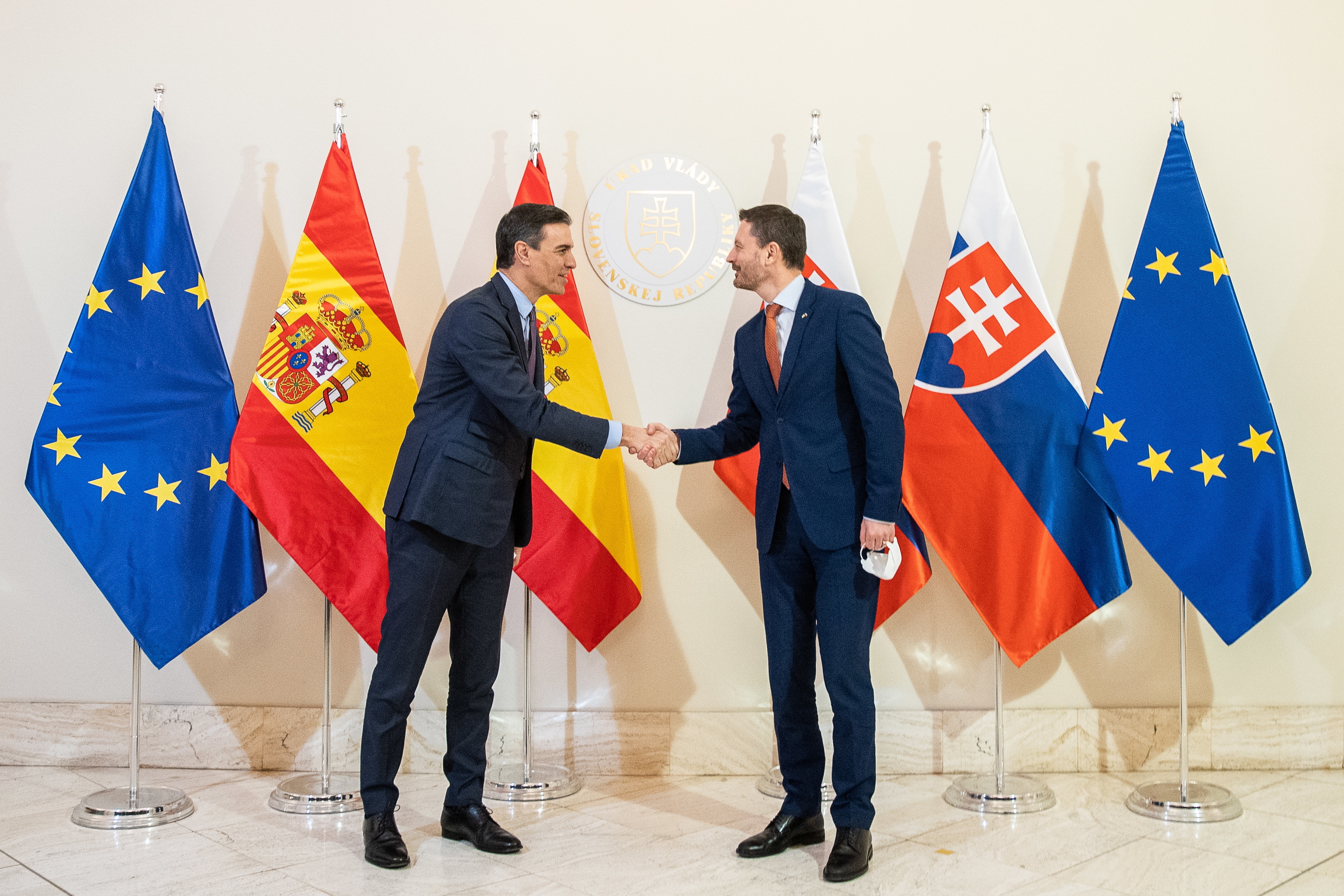 Pedro Snchez, ayer en Bratislava, saluda al primer ministro eslovaco, Eduard Heger.