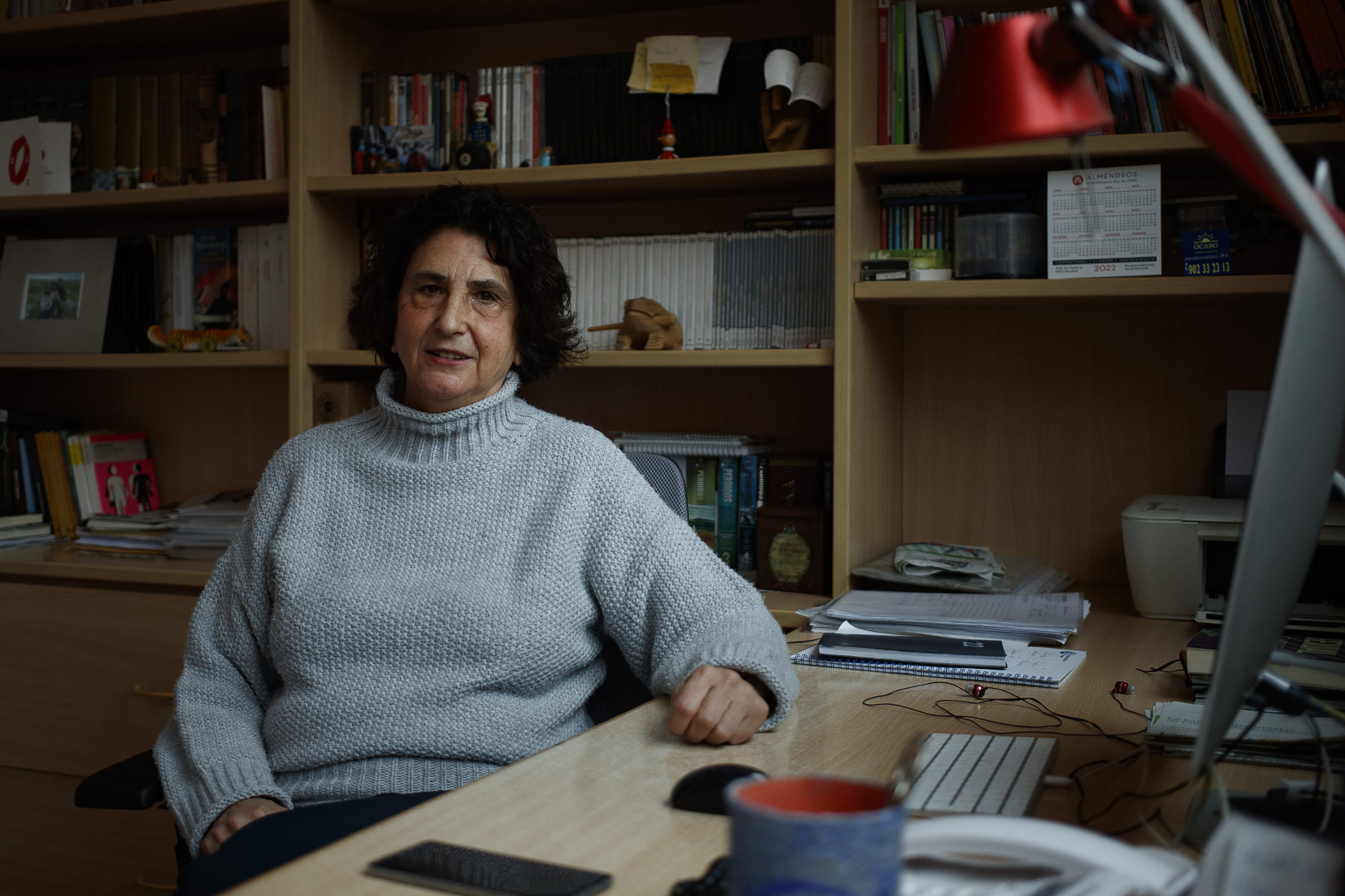 La profesora Juana Gallego, en su casa de Barcelona.