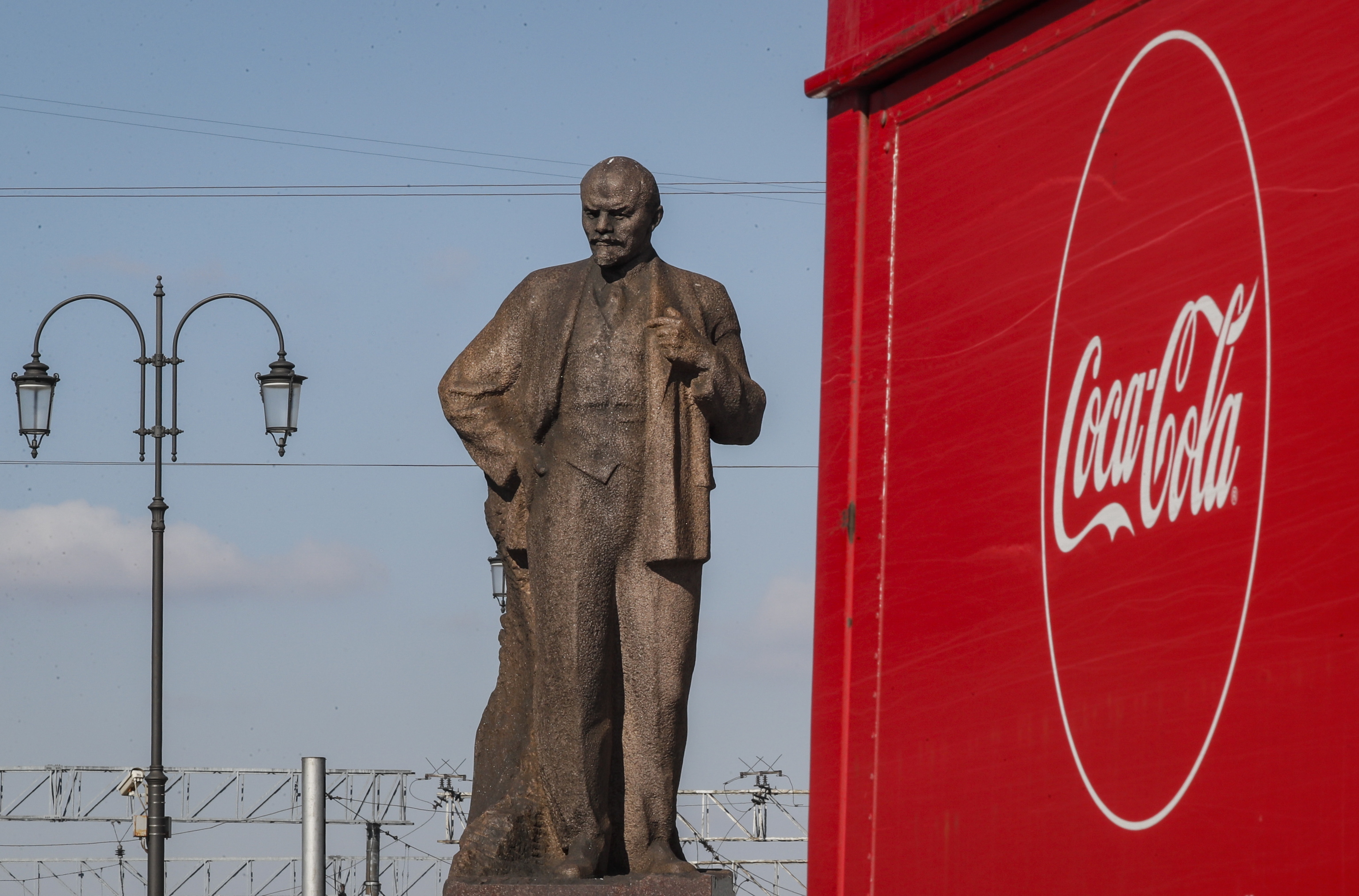 Un camión de Coca-Cola junto a una estatua de Lenin en Moscú.