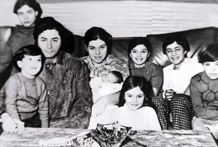 La familia Molina Tejedor, con siete de sus ochos hijos.