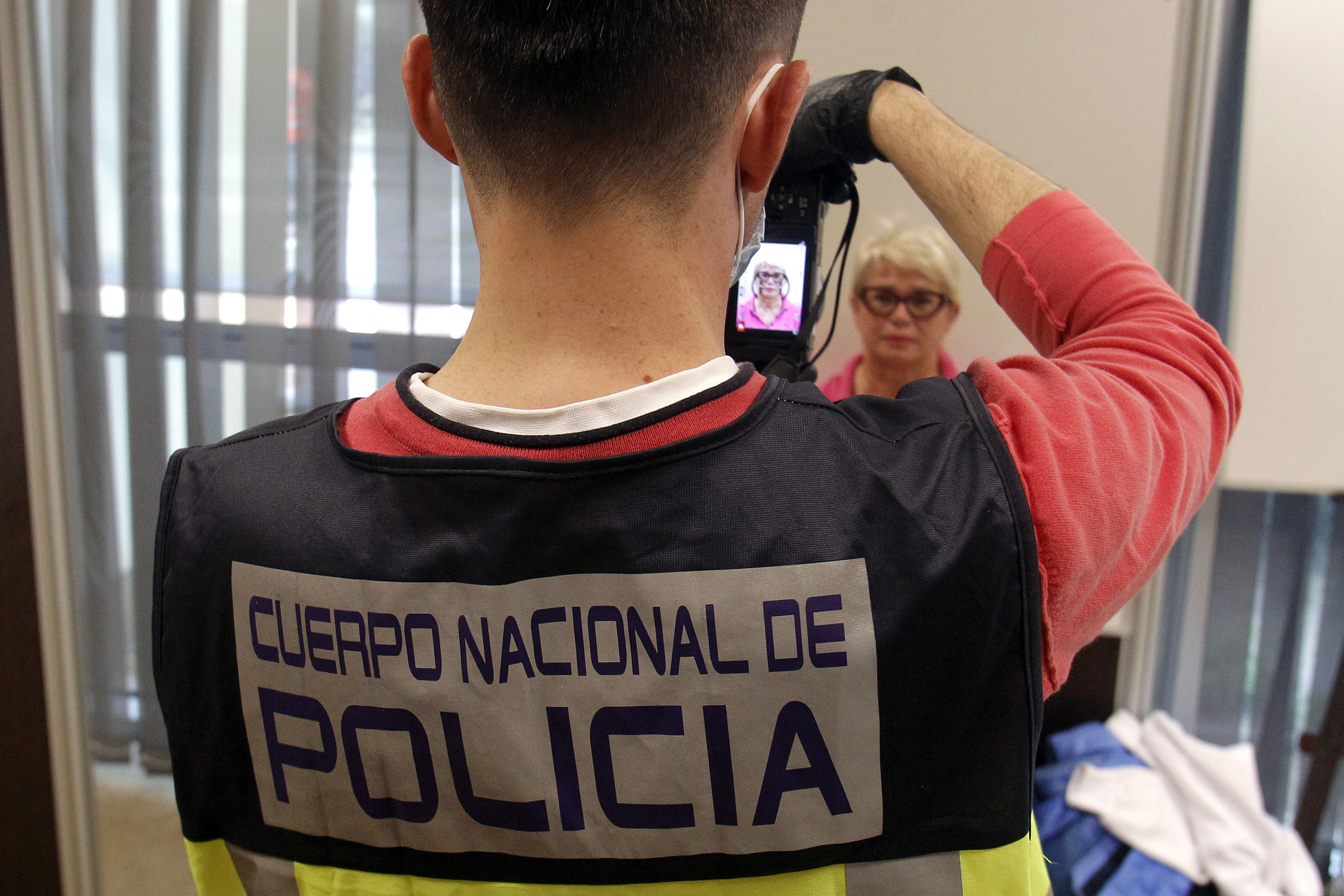 La Polica atiende a refugiados en la Oficina de Documentacin de Alicante.