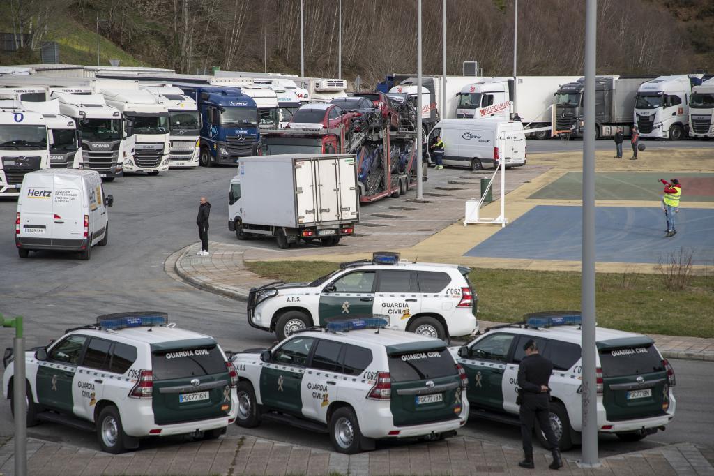 La Guardia Civil custodiando un estacionamiento de camiones