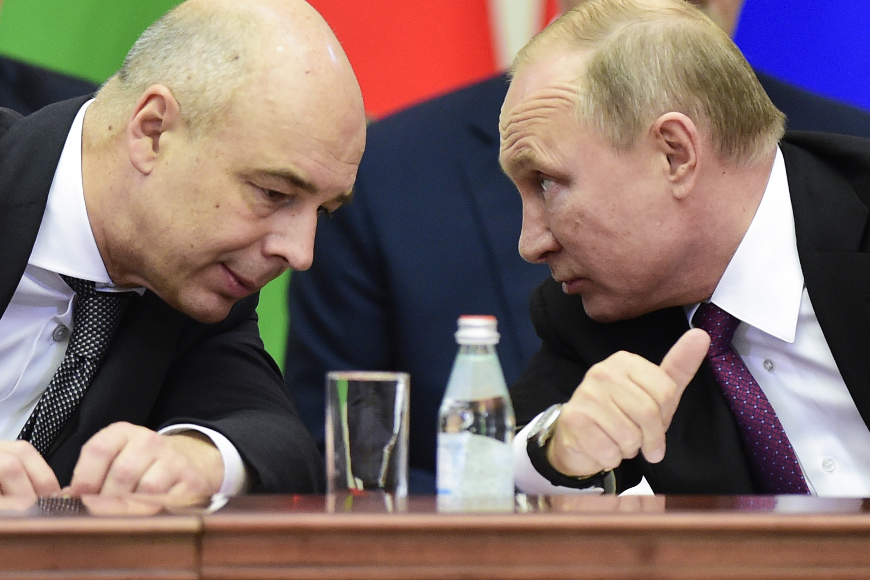 Vladimir Putin (i) junto al ministro de Finanzas, Anton Siluanov.